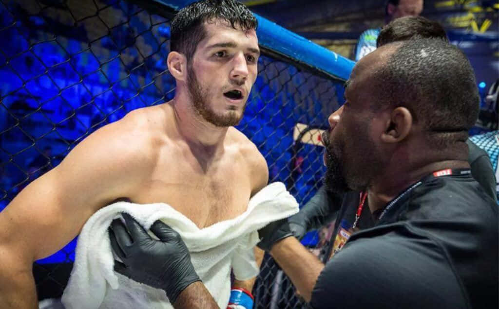 MMA 桌布 壁紙 — 一名籠內拳手在混合武術比賽休息期間從教練手中接過毛巾。