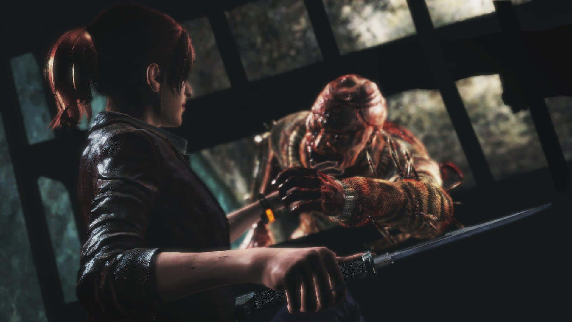 Resident Evil Revelations 2 桌布 壁紙 — 一名紅髮馬尾女子握著刀，一個血淋淋的怪獸正從鐵欄窗戶撲過來。