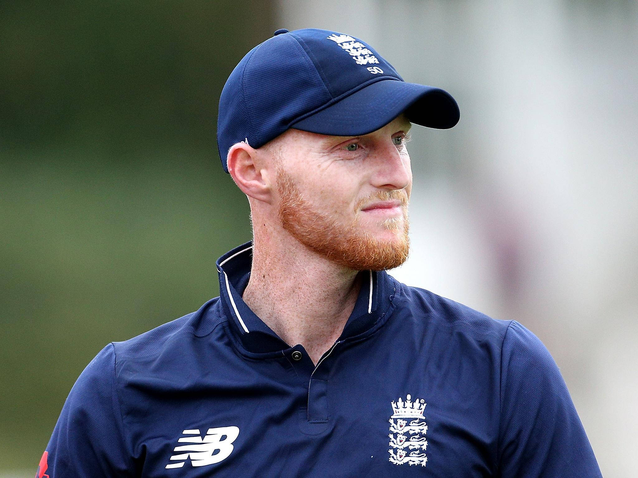 Ben Stokes 桌布 壁紙 — 一名紅鬍鬚板球運動員的近距離特寫，身穿海軍藍英格蘭帽和Polo衫，側目望向一旁。