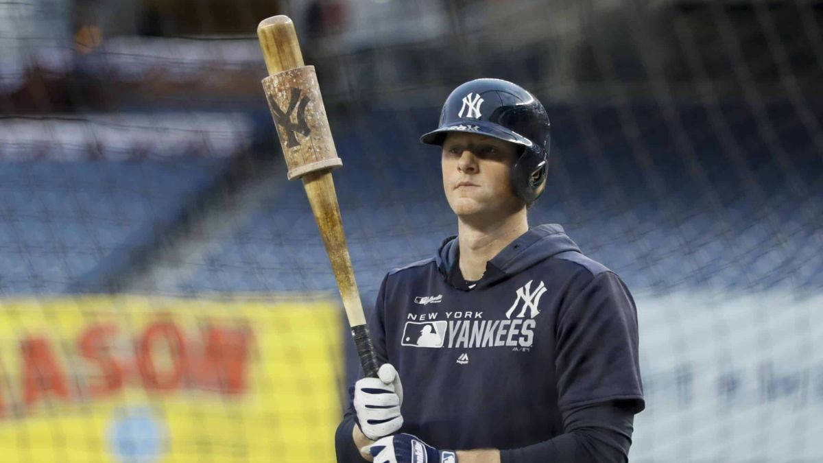 Dj Lemahieu 桌布 壁紙 — 一名紐約洋基棒球選手在練習時專注地站在球場上，手持磨損的球棒。
