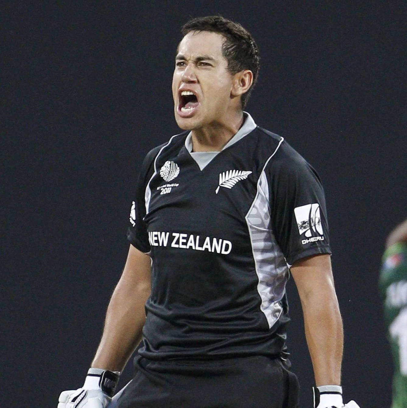 Ross Taylor 桌布 壁紙 — 一名紐西蘭板球運動員在夜間比賽中，在體育場燈光下發出強烈情感的咆哮。