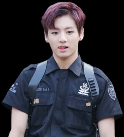BTS 桌布 壁紙 — 一名紫髮年輕男子身穿黑色警察制服，肩上掛著帶子，背景為黑色。