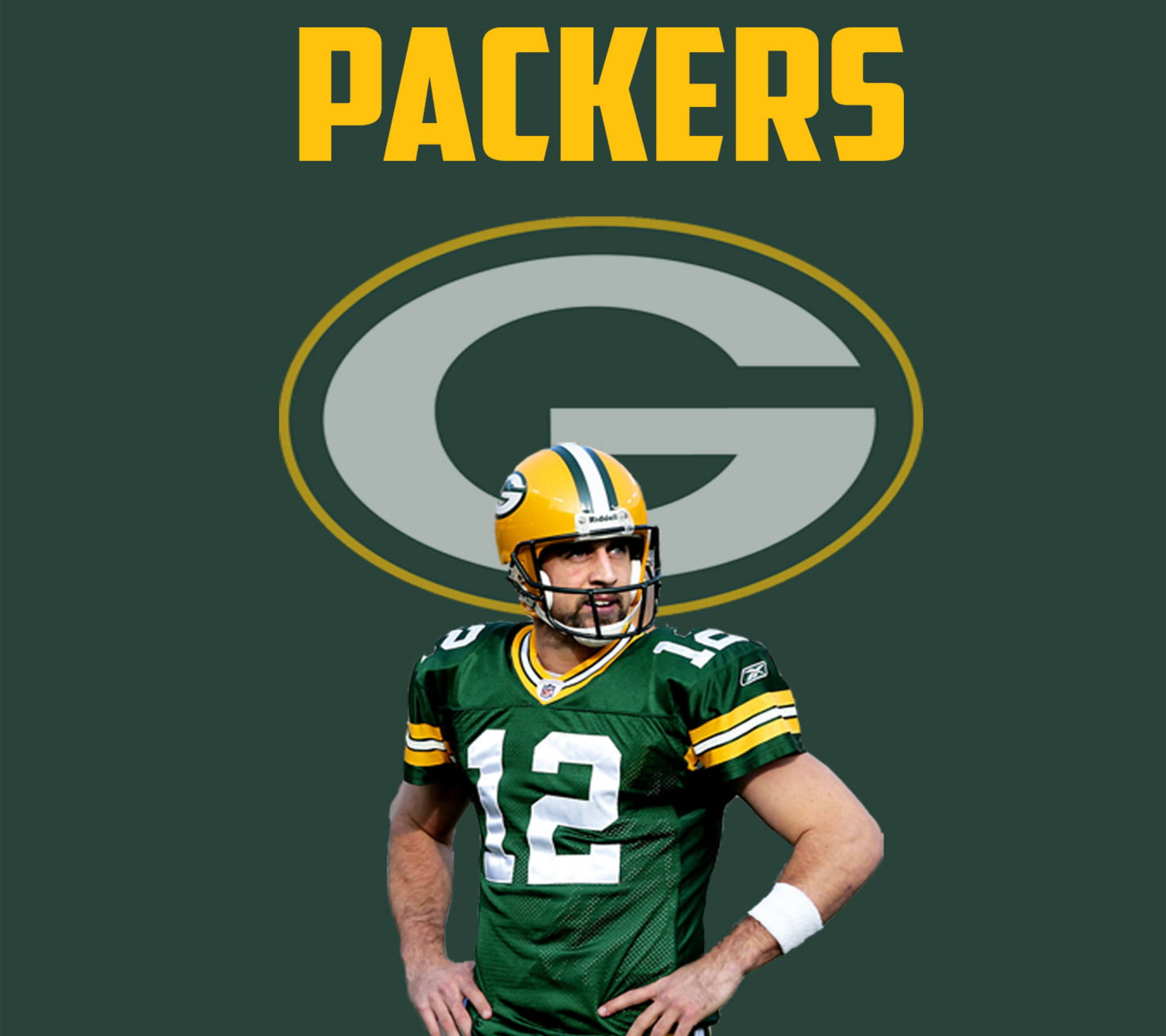 Aaron Rodgers 桌布 壁紙 — 一名綠灣包裝工美式足球員身穿綠色和金色制服，雙手叉腰自信地站在深綠色背景前，背景上有球隊標誌和「PACKERS」文字。