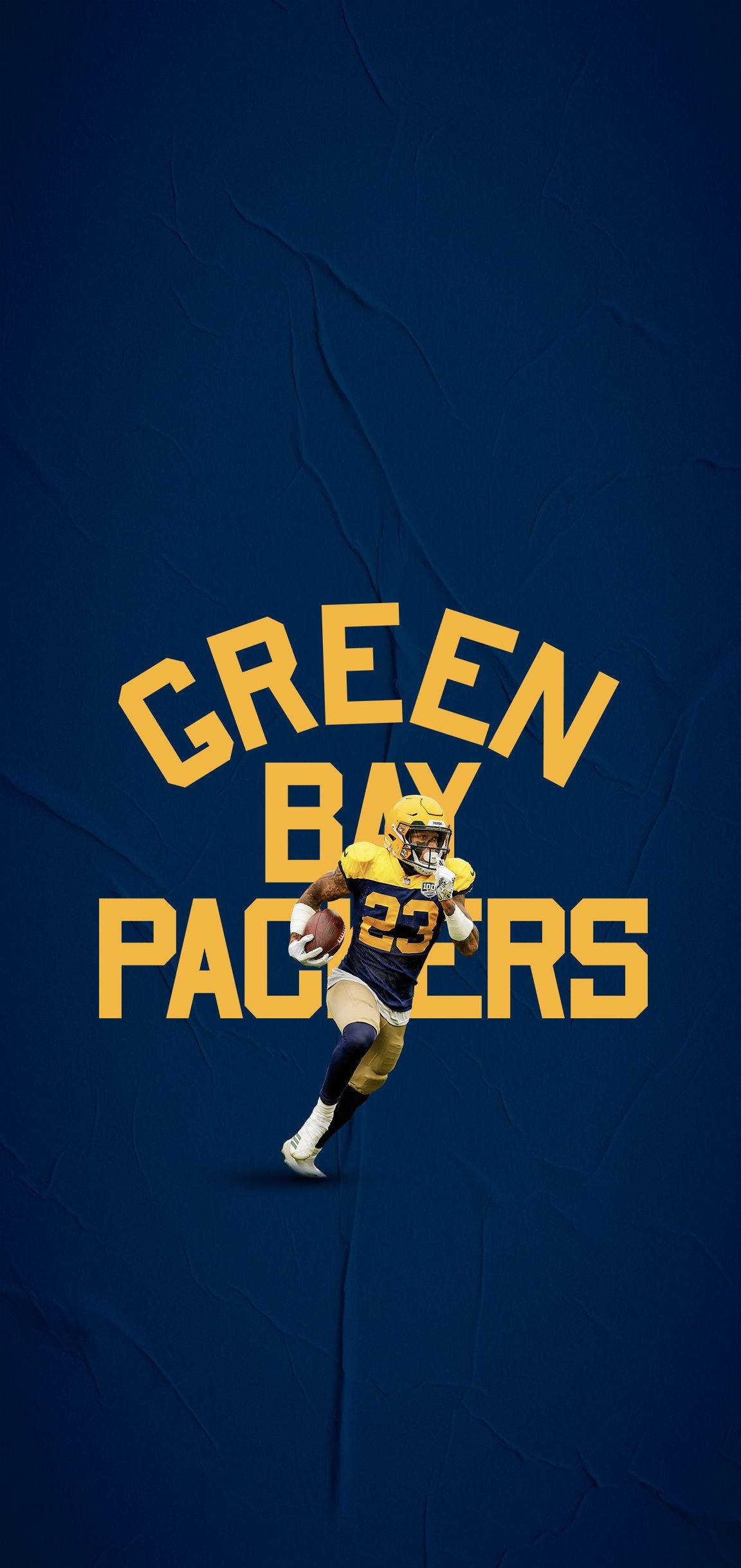 Packers 桌布 壁紙 — 一名綠灣包裝工美式足球員身穿黃色和金色球衣，在帶有紋理的深藍色背景上動態奔跑，球隊名稱以粗體黃色字母呈現。