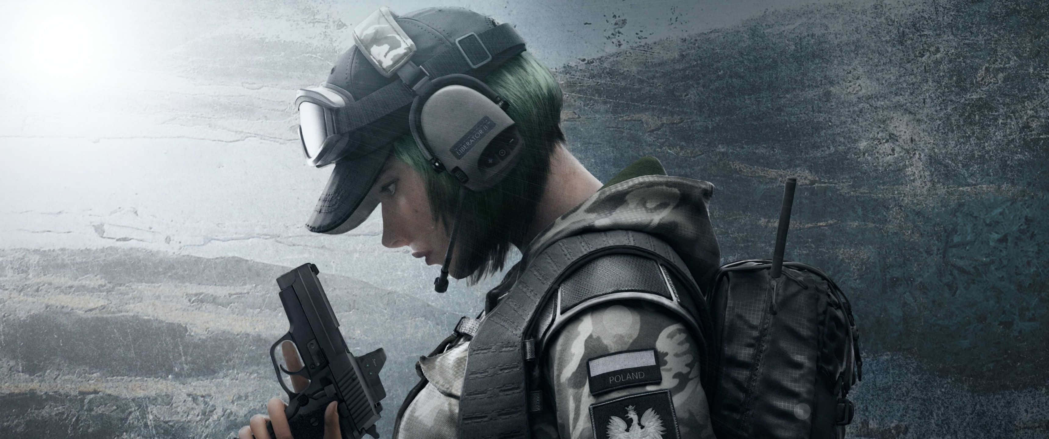 3440x1440p Rainbow Six Siege 桌布 壁紙 — 一名綠髮士兵身穿戰術裝備，在霧氣瀰漫的山景背景下手持手槍。