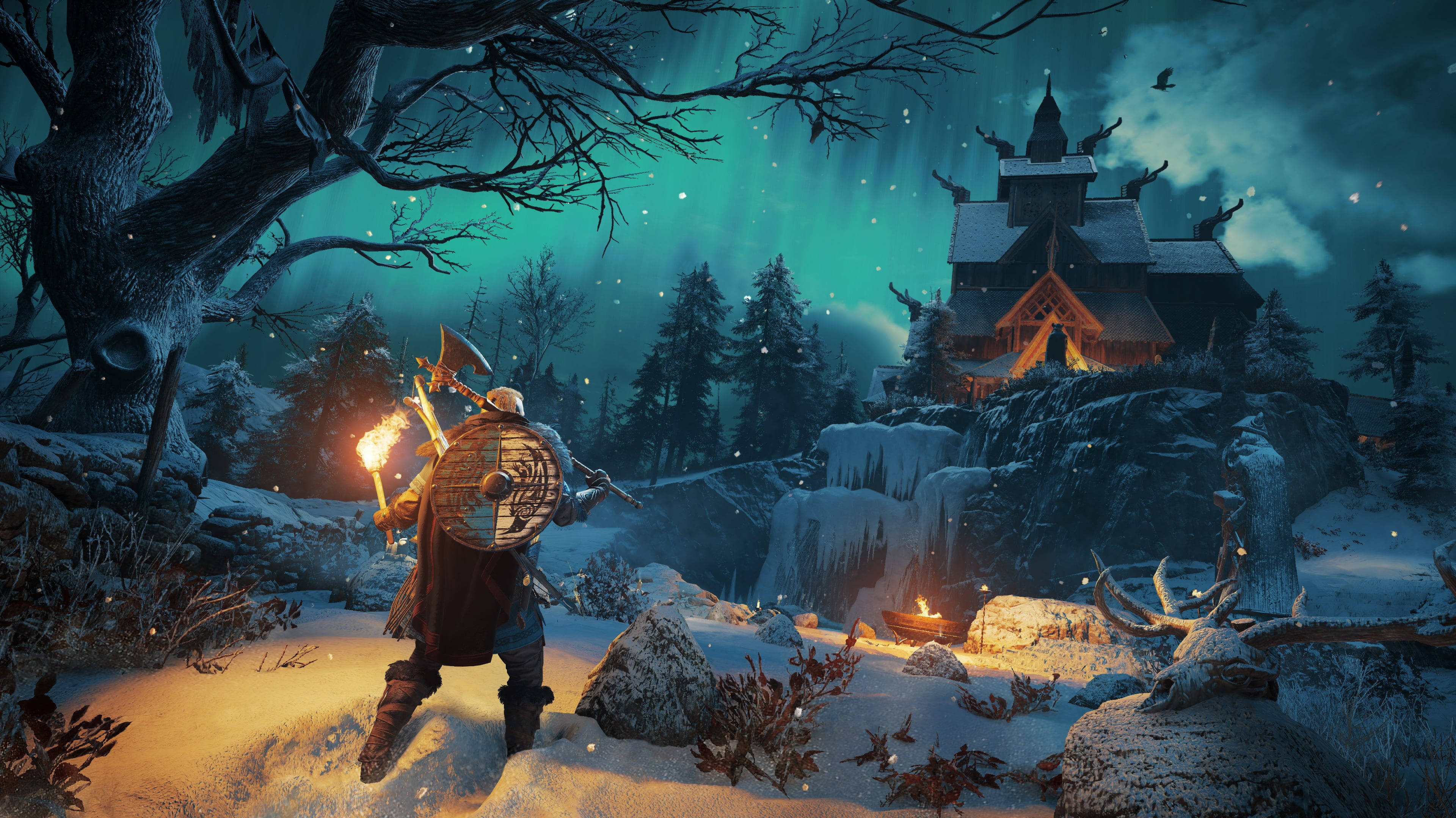電玩遊戲 桌布 壁紙 — 一名維京戰士手持火炬和盾牌，穿過雪地森林，走向在星空下閃閃發光的北歐神廟。