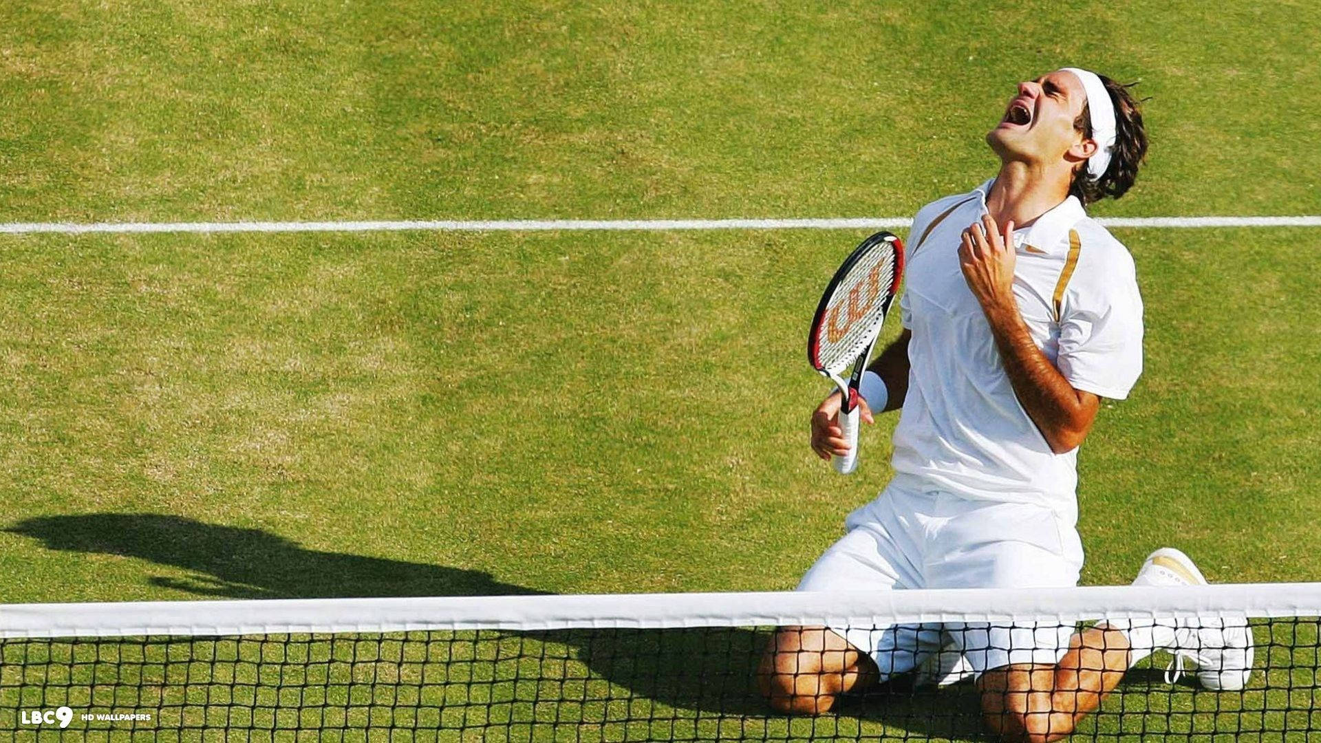 Wimbledon 桌布 壁紙 — 一名網球運動員身穿白色裝備跪在草地場上，手持球拍勝利地吶喊。