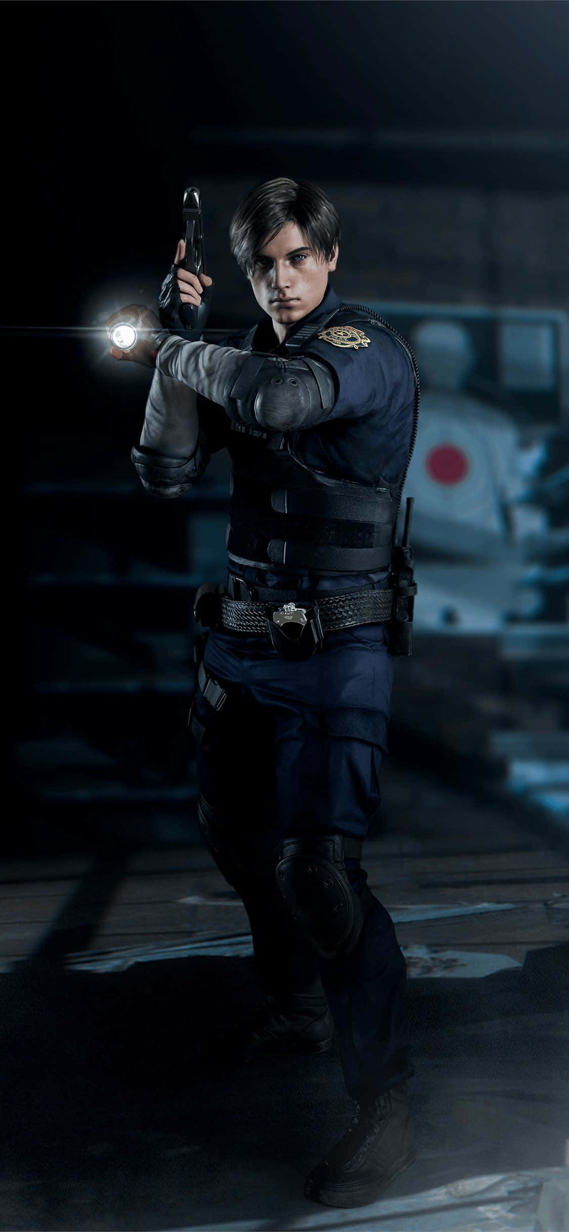 Resident Evil iPhone 桌布 壁紙 — 一名緊張的警察在黑暗的工業環境中瞄準一支手電筒槍，背景中可見一個紅色目標。