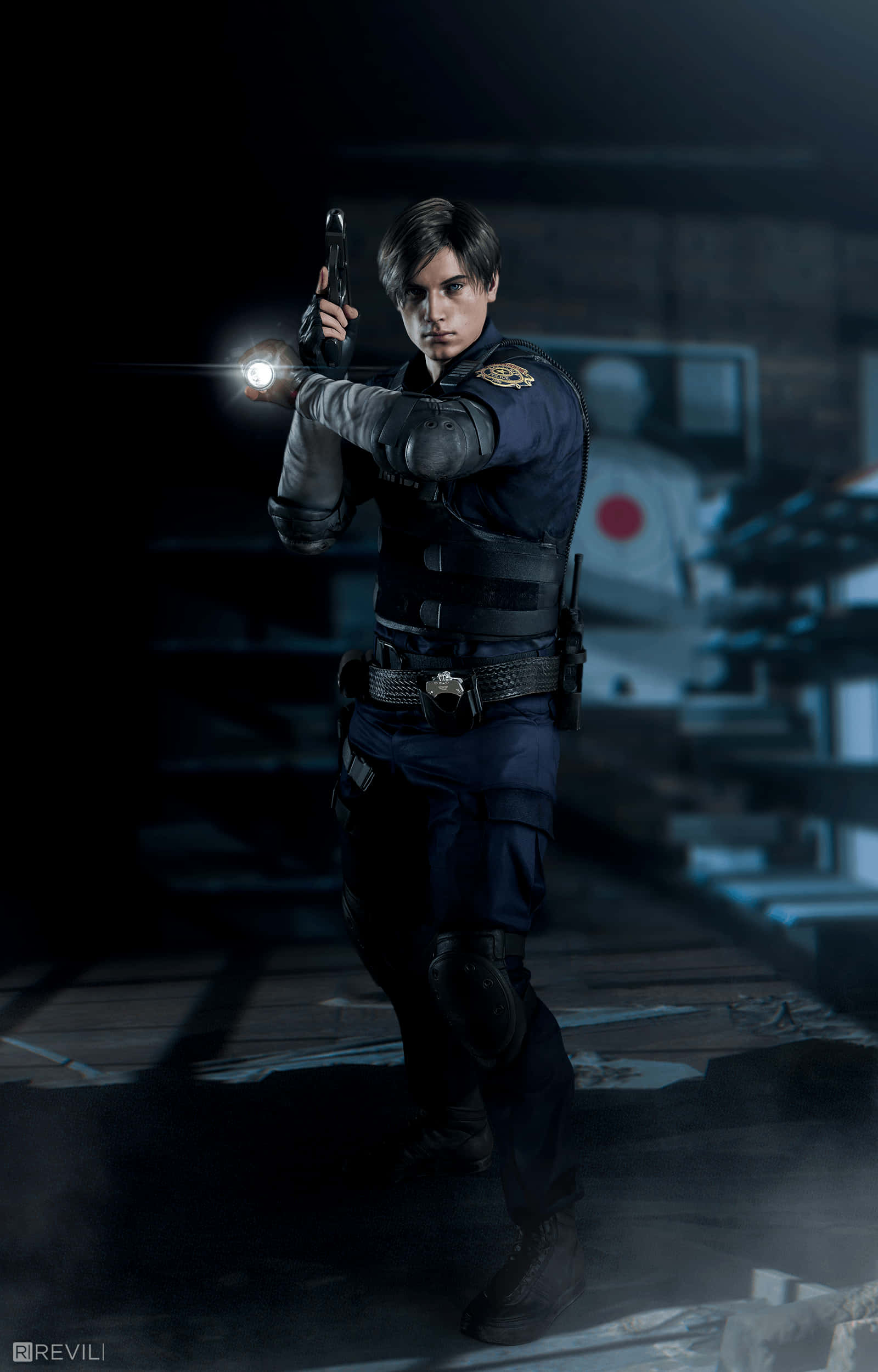 Resident Evil 2 桌布 壁紙 — 一名緊張的警察穿著戰術裝備，在黑暗的工業環境中用手電筒和手槍瞄準。
