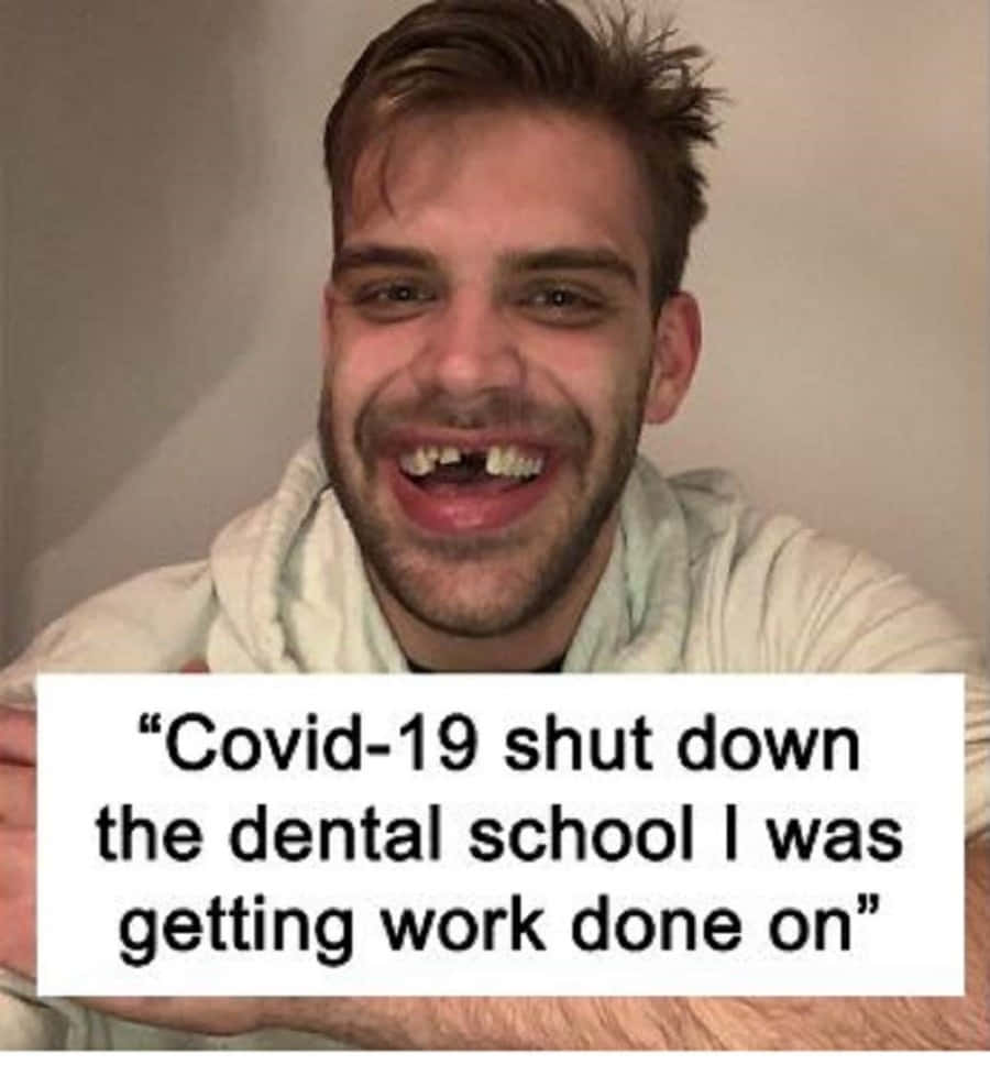 Memes Pics Funny 桌布 壁紙 — 一名缺少門牙的男子咧嘴大笑，手持關於牙科學校關閉的標語。
