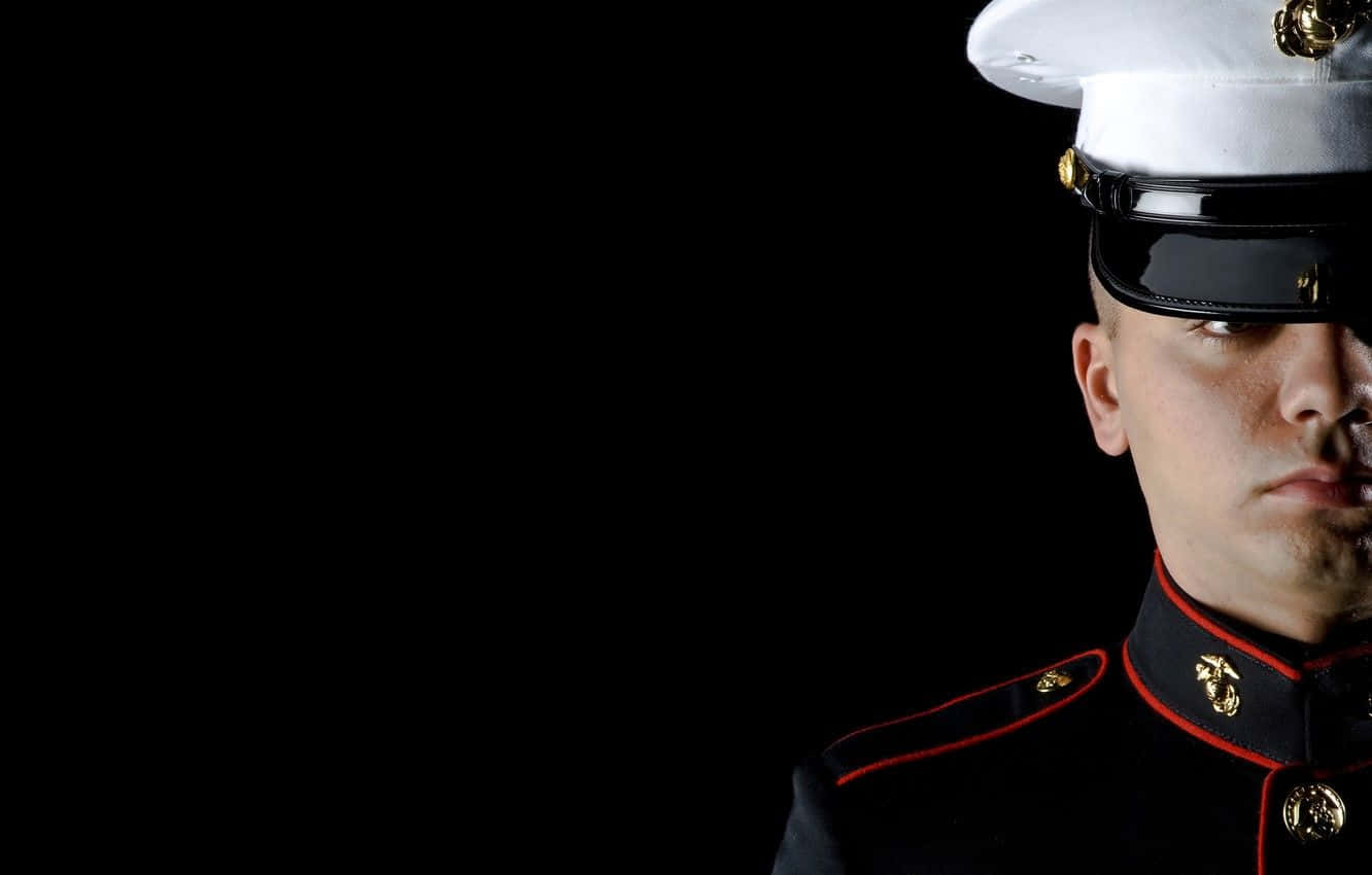 Marines 桌布 壁紙 — 一名美國海軍陸戰隊員穿著禮服，在戲劇性燈光下，對著純黑背景凝視。
