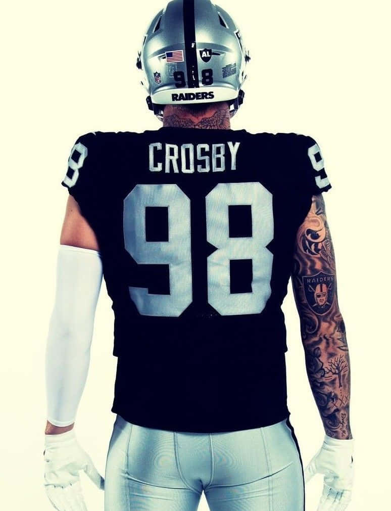Las Vegas Raiders 桌布 壁紙 — 一名美式足球員的背影，身穿黑色Raiders球衣，號碼98，手臂上有明顯的刺青。
