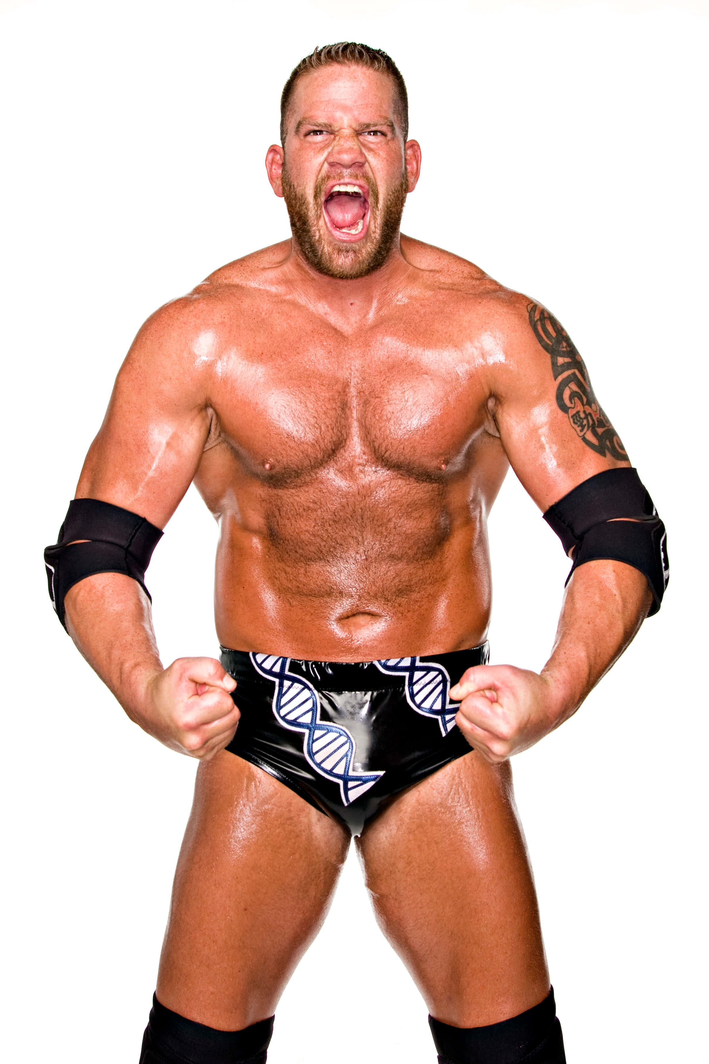 WWE 桌布 壁紙 — 一名肌肉發達、留鬍子且有紋身的摔角手，一邊兇猛地咆哮，一邊抓著他的DNA圖案短褲。
