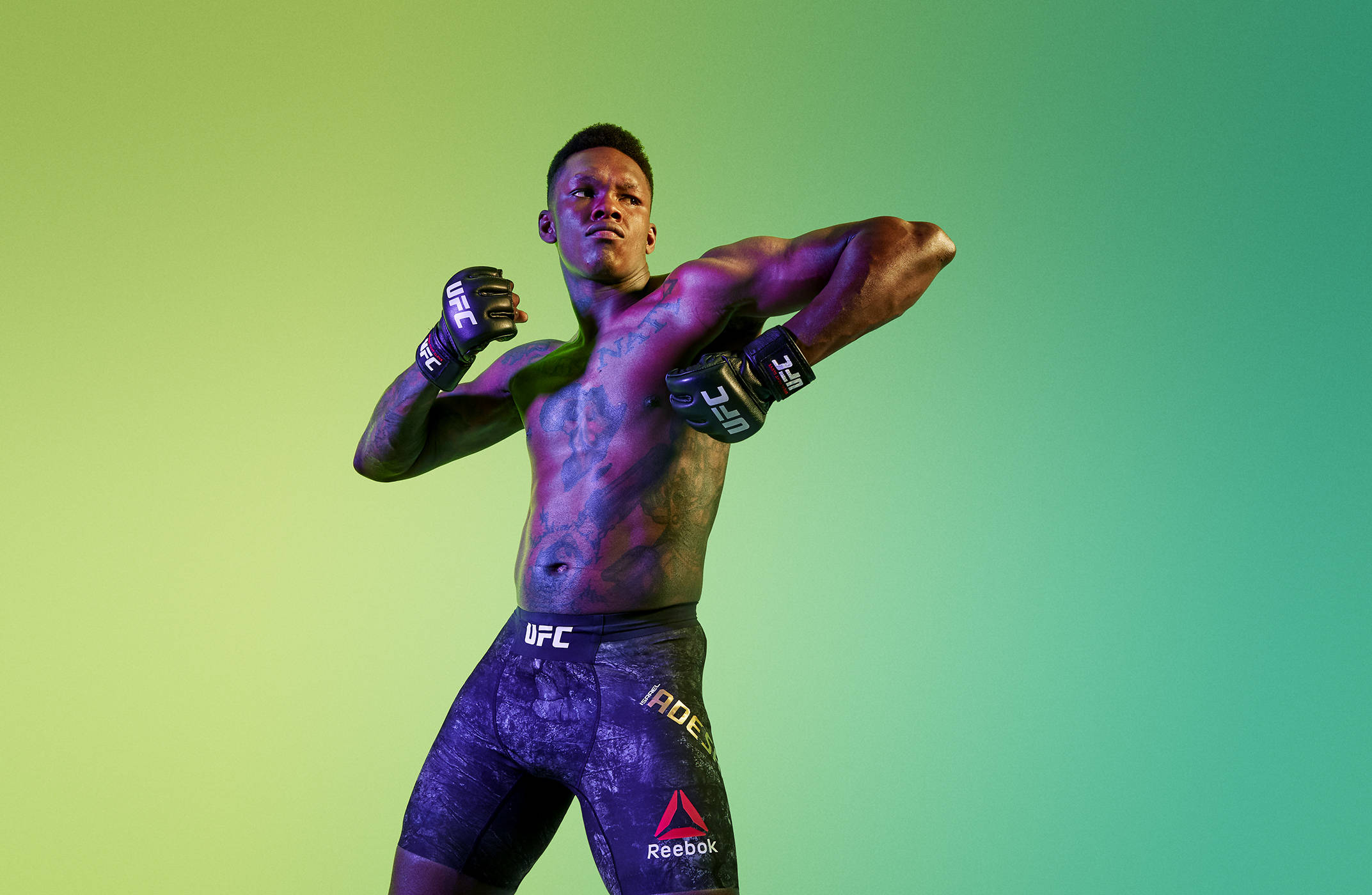 Adesanya 桌布 壁紙 — 一名肌肉發達的UFC選手自信地擺姿勢，背景是充滿活力的綠色漸變。