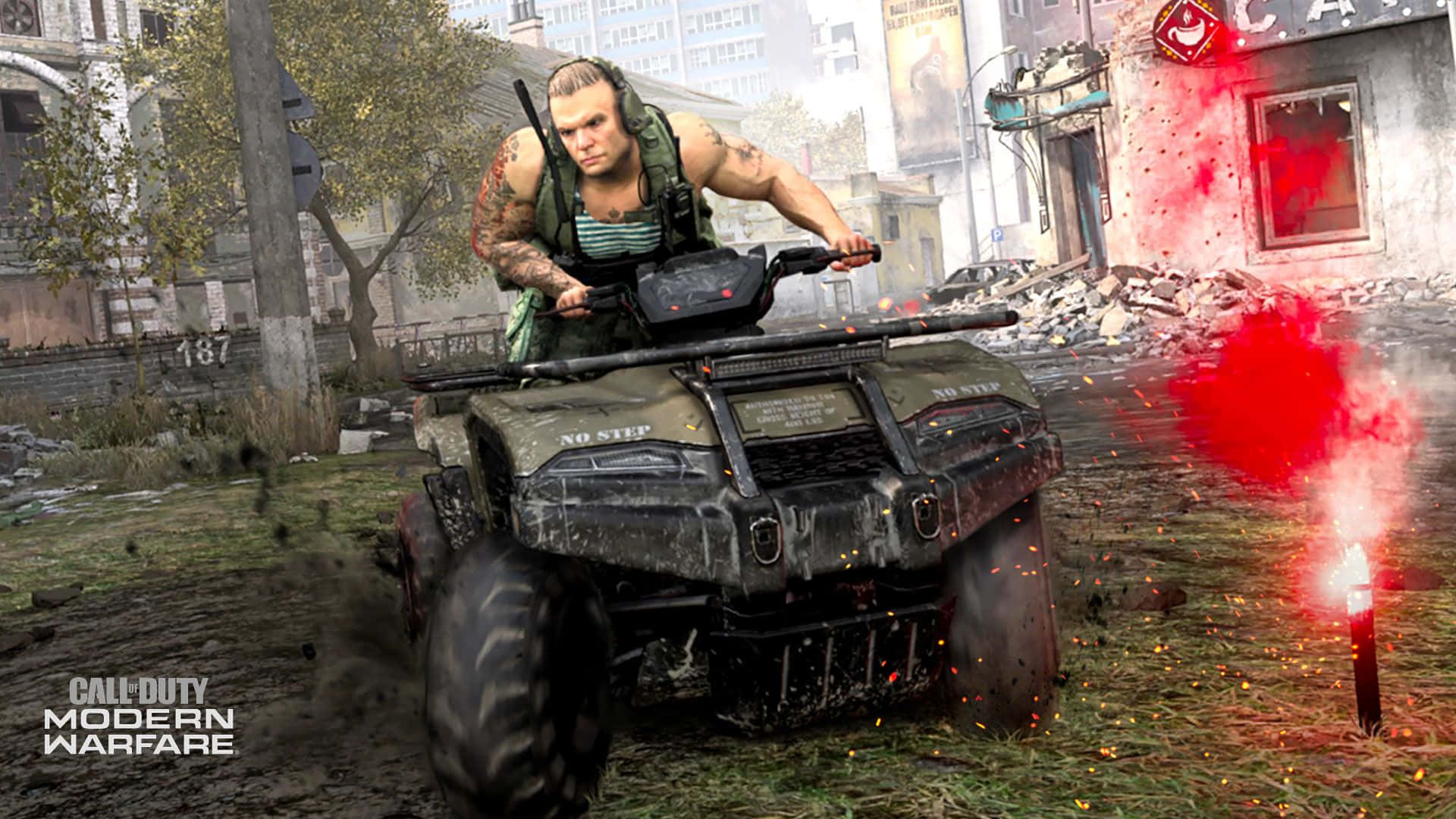 Call Of Duty Vehicles 桌布 壁紙 — 一名肌肉發達的士兵騎著泥濘的全地形車穿過戰火摧殘的城市街道，附近有紅色煙霧爆炸。