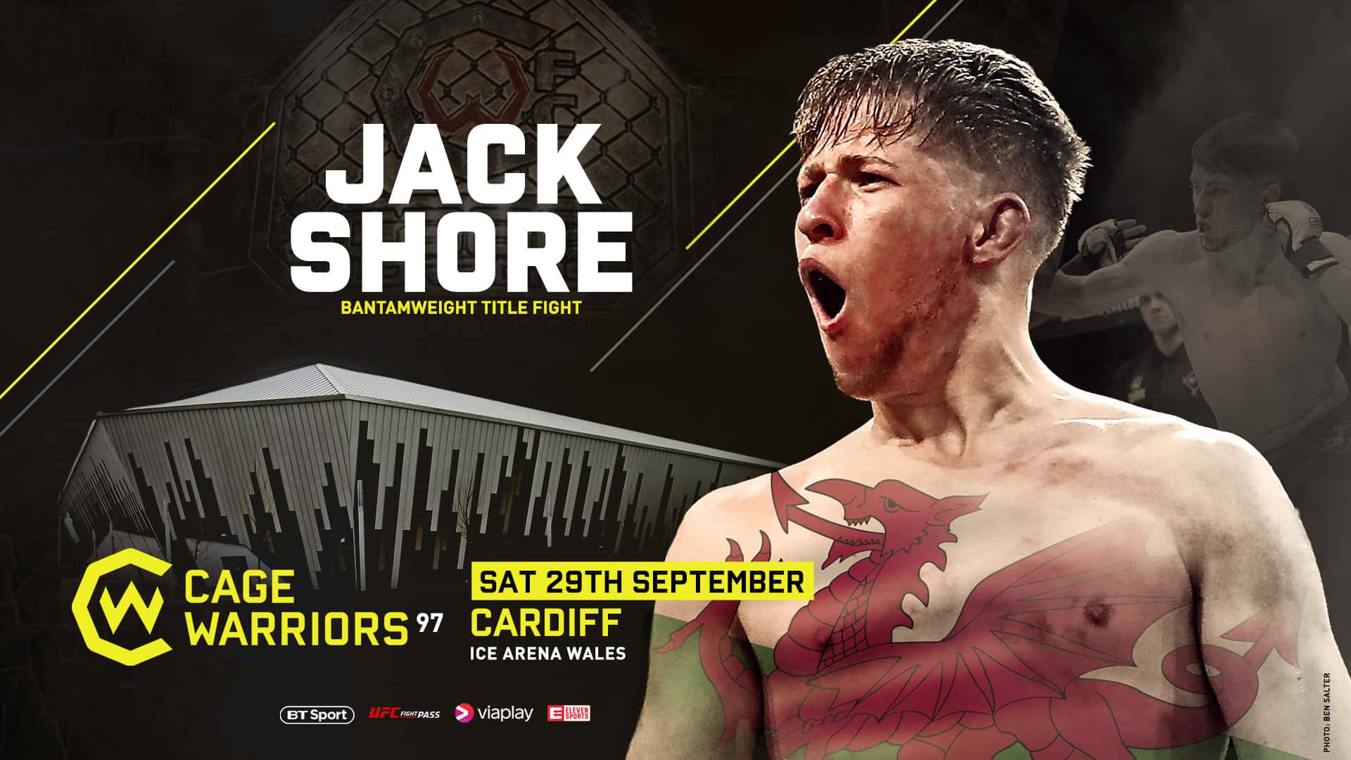 MMA 桌布 壁紙 — 一名肌肉發達的戰士，身上有紅色龍紋身，在 Cage Warriors 雛量級冠軍戰的黑暗宣傳背景下猛烈咆哮。