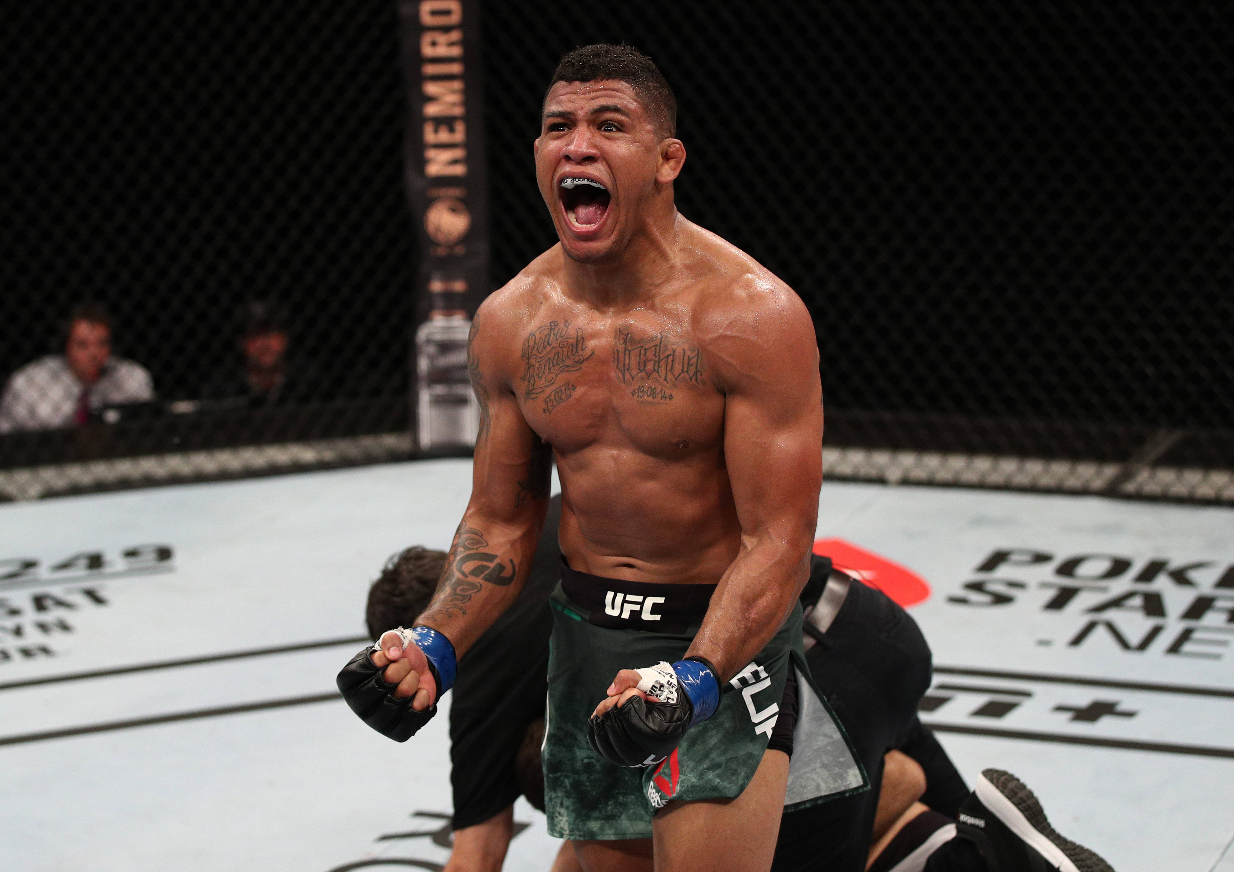 MMA 桌布 壁紙 — 一名肌肉發達的戰士在UFC八角籠內咆哮勝利，對手則躺在地上。