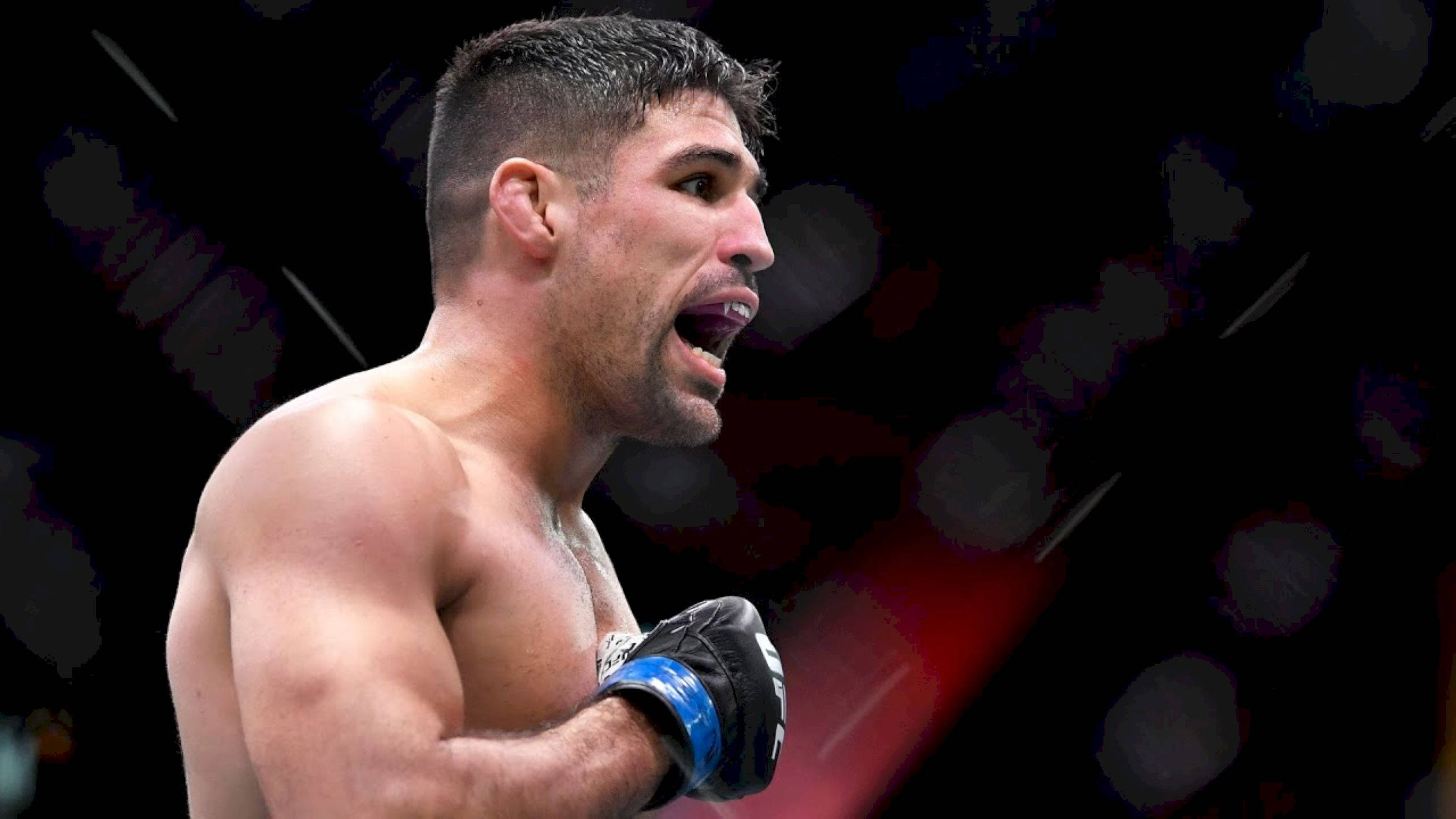 UFC 桌布 壁紙 — 一名肌肉發達的戰士在籠中咆哮，背景有模糊燈光及黑暗環境。