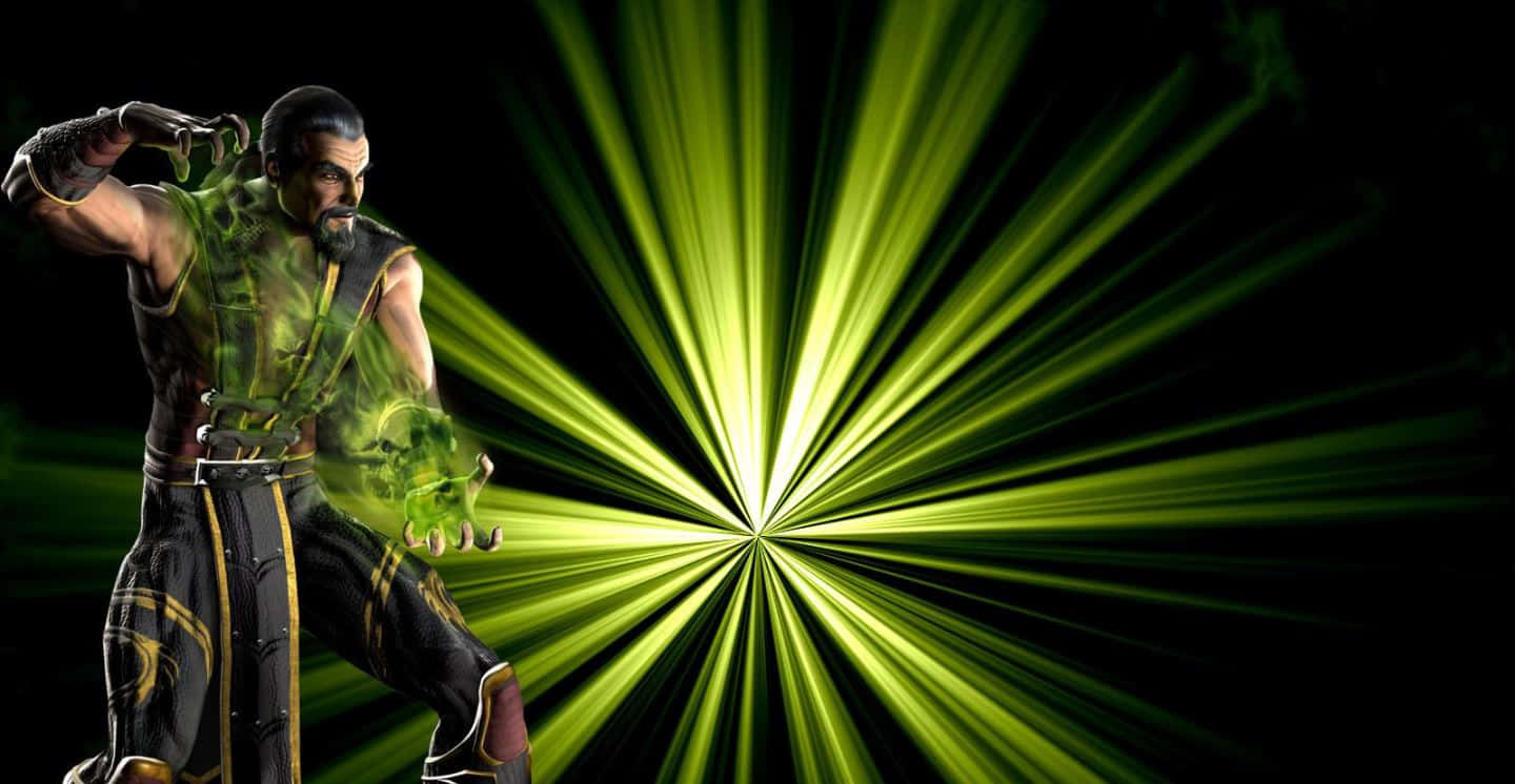 Mortal Kombat Shang Tsung 桌布 壁紙 — 一名肌肉發達的戰士身穿黑金盔甲，在燦爛的星爆背景下引導發光的綠色能量。