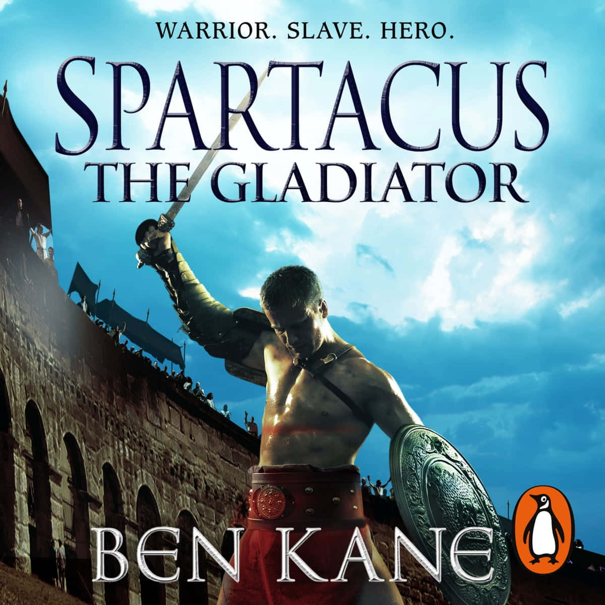 Gladiator 桌布 壁紙 — 一名肌肉發達的角鬥士在古羅馬競技場上方明亮的藍天下勝利地高舉他的劍。