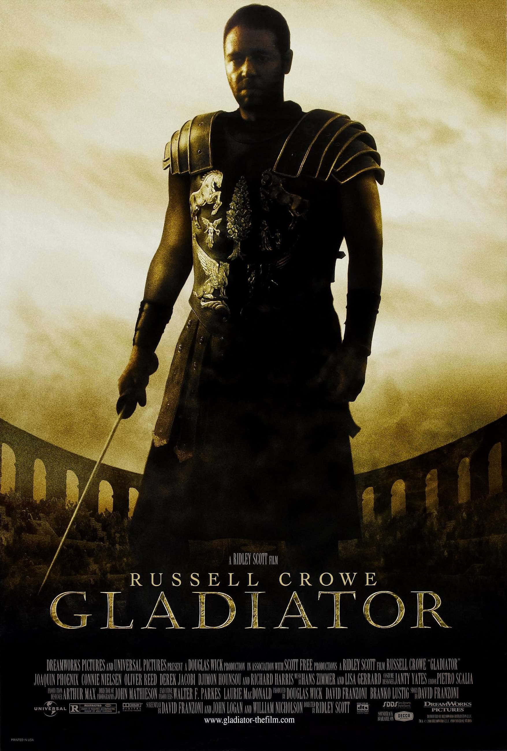 Gladiator 桌布 壁紙 — 一名肌肉發達的角鬥士身穿華麗盔甲，在金色天空下的羅馬競技場中莊嚴站立。