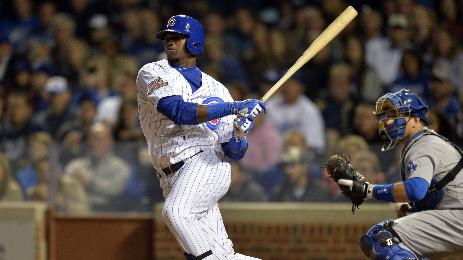 Jorge Soler 桌布 壁紙 — 一名芝加哥小熊隊的棒球選手在夜間比賽中揮棒，捕手蹲在他身後。