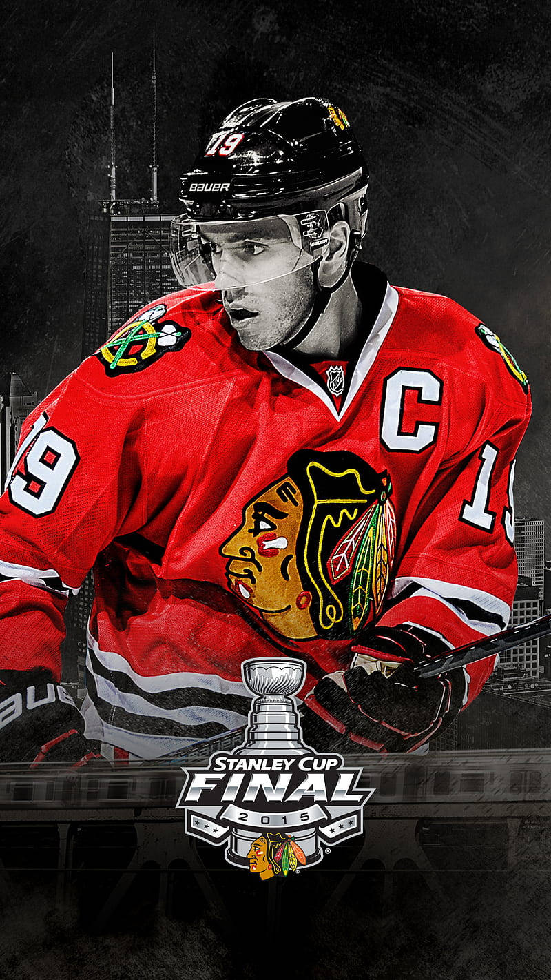 hockey 桌布 壁紙 — 一名芝加哥黑鷹隊的冰球運動員身穿紅色球衣，在黑暗的城市天際線背景下高舉史丹利盃決賽獎盃。