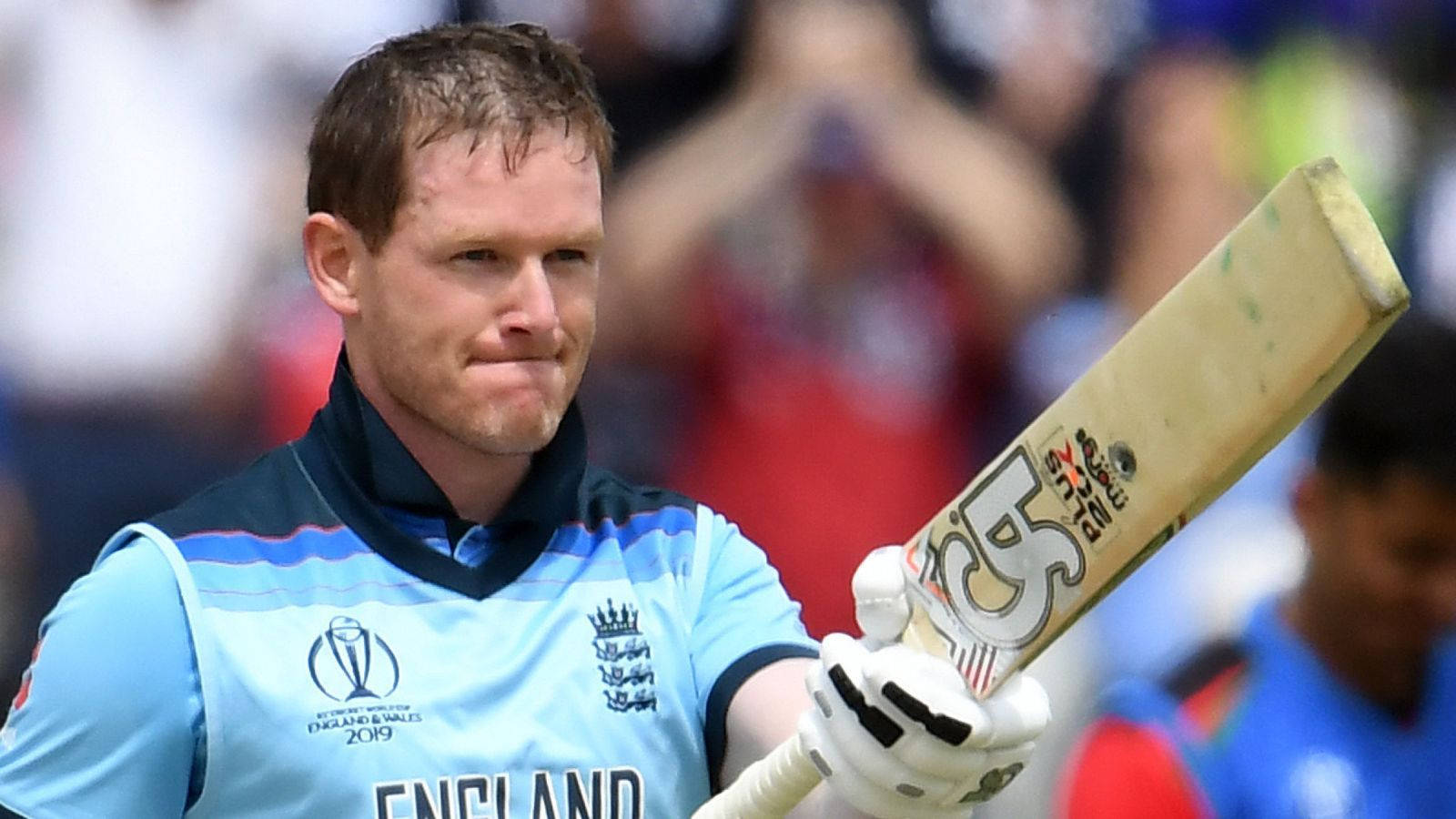 eoin morgan 桌布 壁紙 — 一名英格蘭板球球員在2019年板球世界盃比賽中，專注地握著球棒。