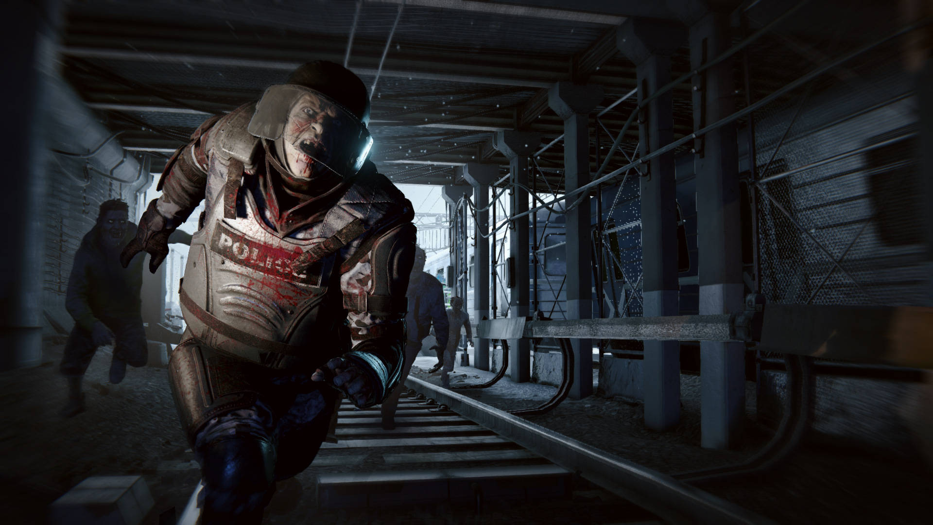 world war z 4K 桌布 壁紙 — 一名血跡斑斑、身穿戰術裝備的警察在黑暗的工業火車站向前衝，身後有殭屍追趕。