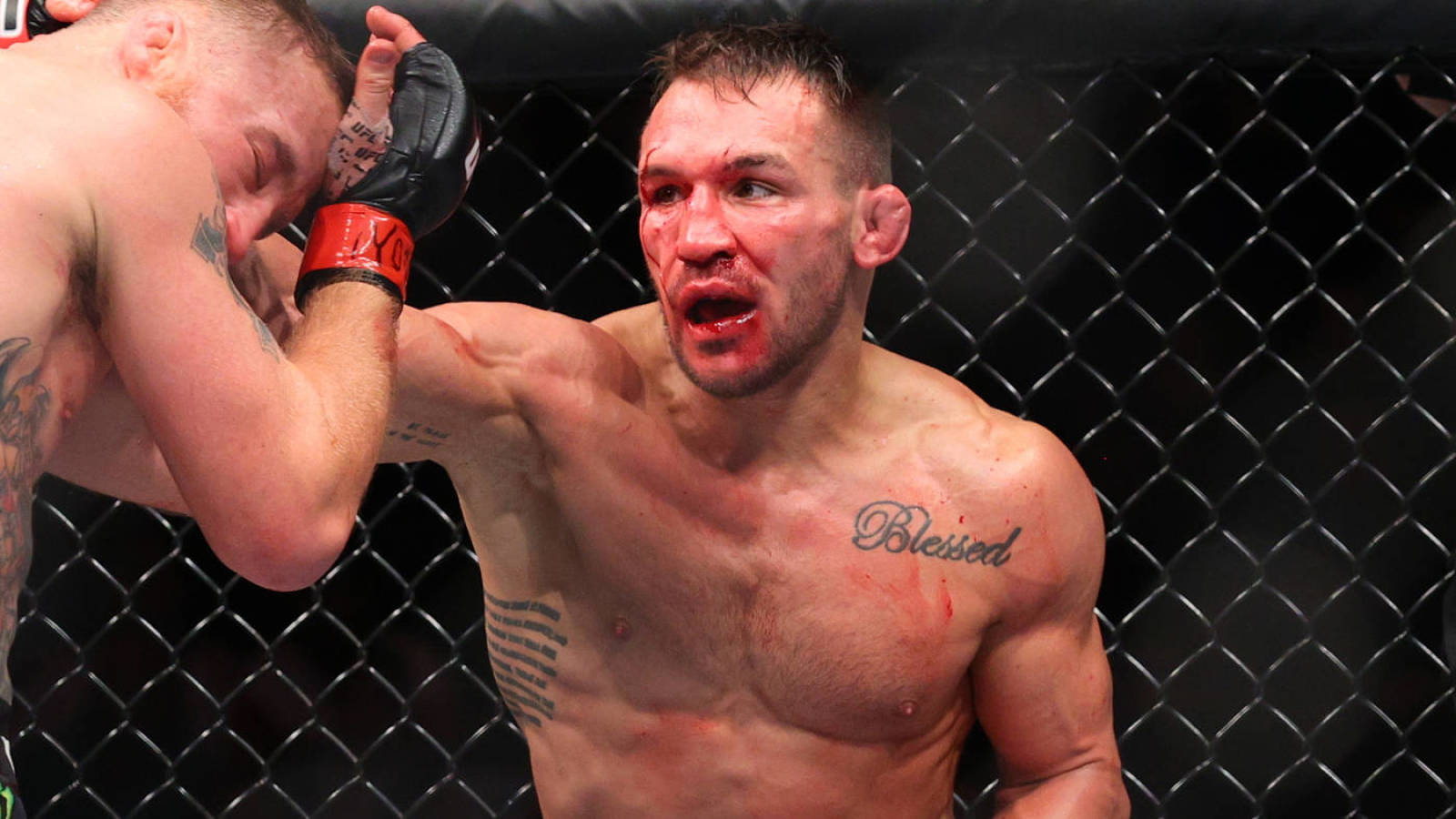 Michael Chandler 桌布 壁紙 — 一名血跡斑斑的MMA拳手在黑色鐵籠內向對手打出強力一拳。