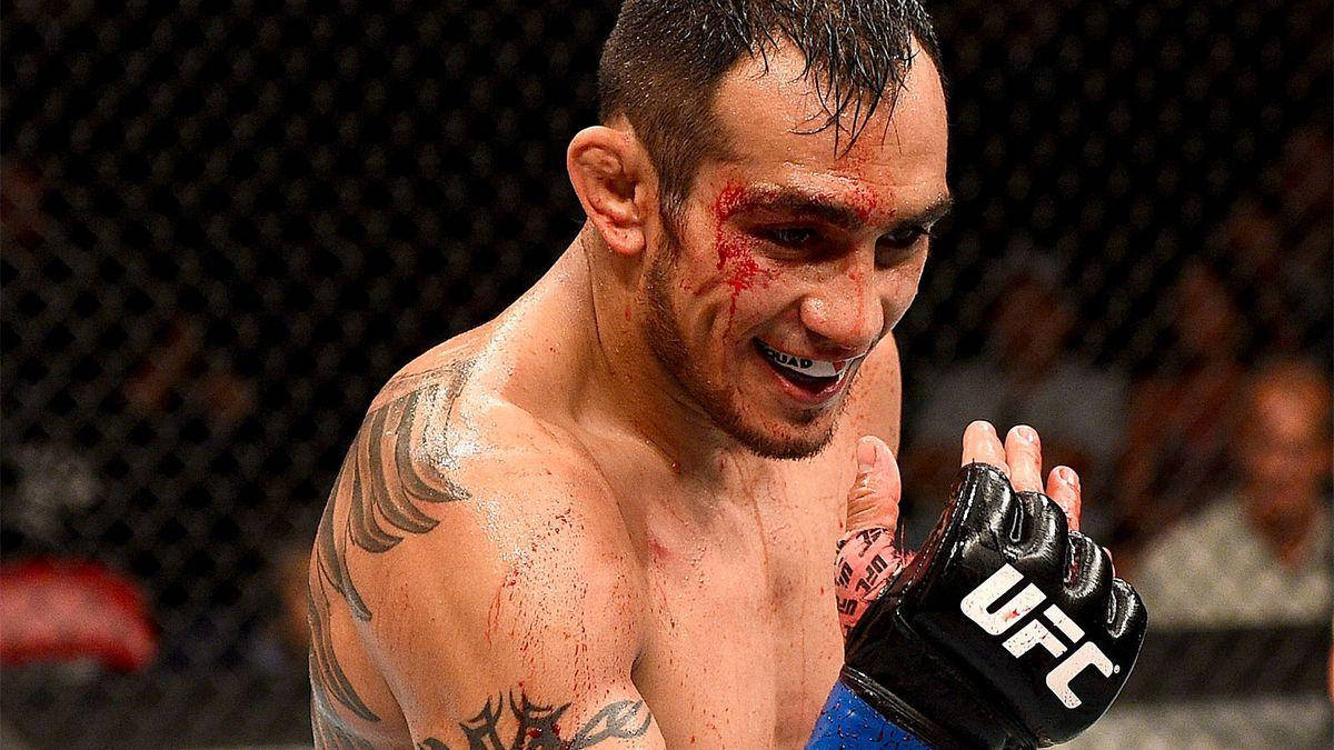 恐怖動圖 桌布 壁紙 — 一名血跡斑斑的UFC拳手在八角籠內露出勝利的笑容，汗水與刺青清晰可見。