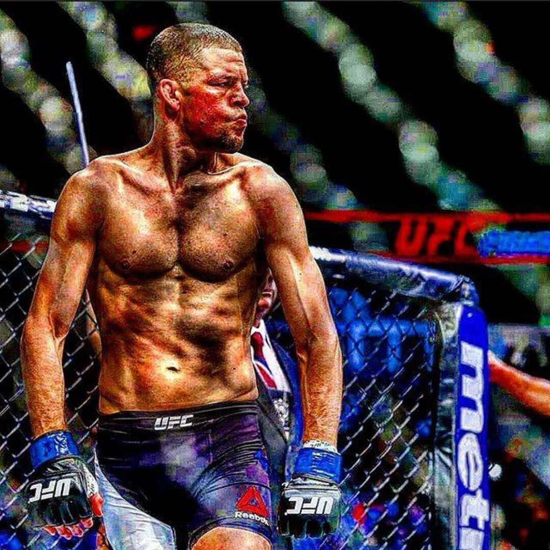 UFC 桌布 壁紙 — 一名血跡斑斑的UFC拳手在殘酷比賽後筋疲力盡地站在八角籠中，汗水與決心刻在臉上。