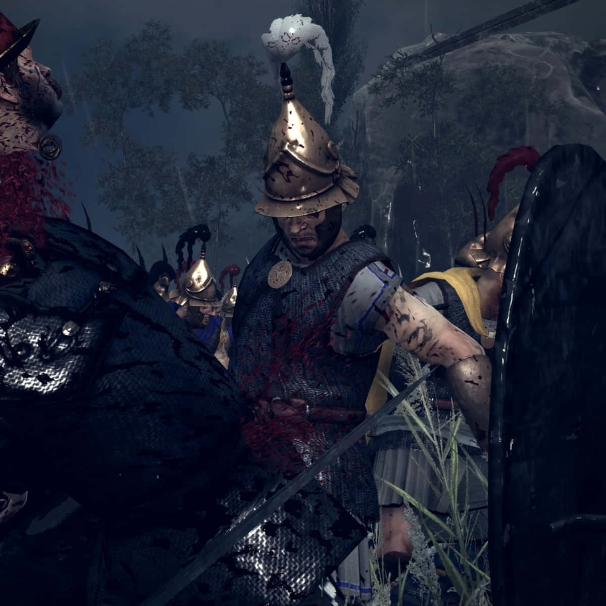 Best Total War Shogun 2 桌布 壁紙 — 一名血跡斑斑的羅馬士兵，戴著金色頭盔和鎖子甲，站在陰沉的戰場上，背景是倒下的戰友和霧氣瀰漫的森林。