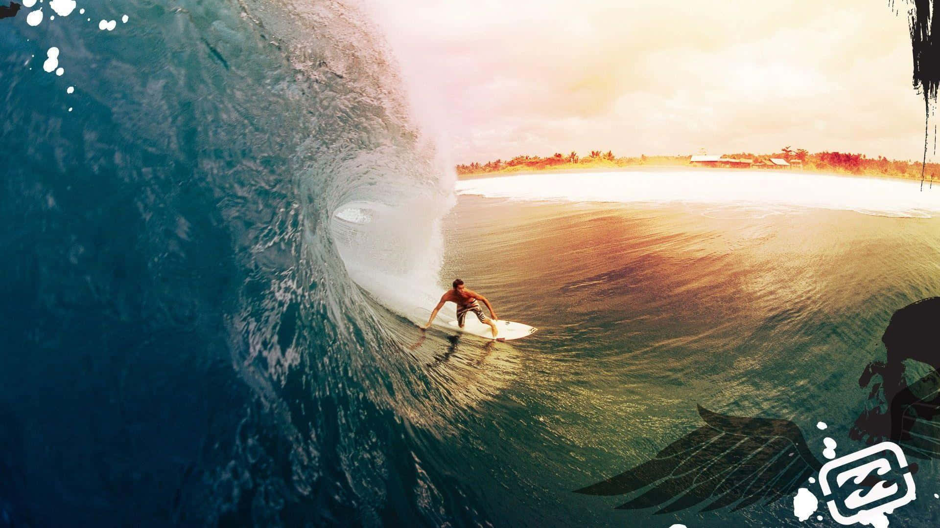 surfing 桌布 壁紙 — 一名衝浪者在日落時分騎乘在巨大的捲浪內部，金色光芒照亮水面和遠處的海岸線。