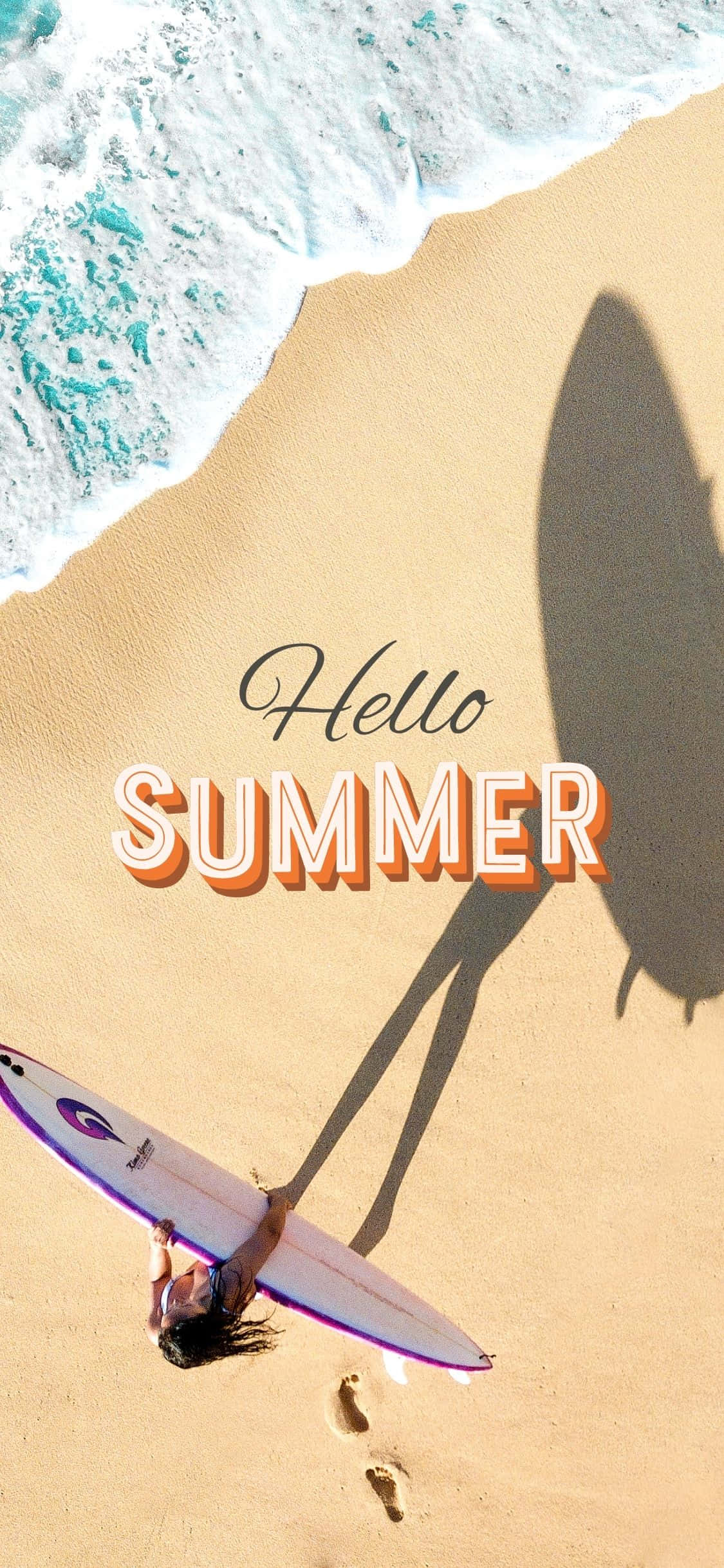 Summer iPhone 桌布 壁紙 — 一名衝浪者躺在沙灘上，手持衝浪板，海浪在附近拍打，投下長長的影子。