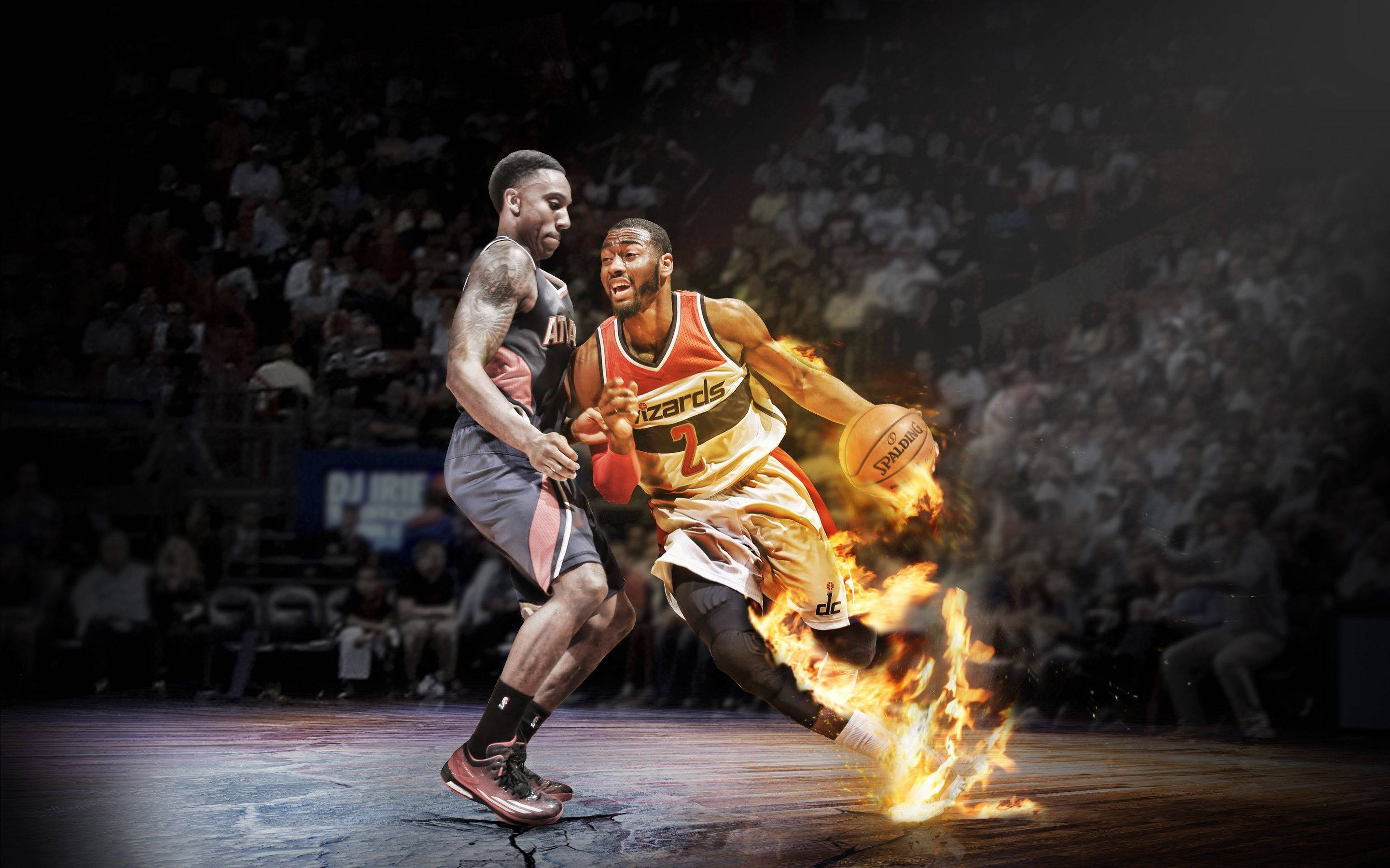 John Wall 桌布 壁紙 — 一名被火焰包圍的籃球運動員在場館燈光下進行激烈比賽時，運球越過防守球員。