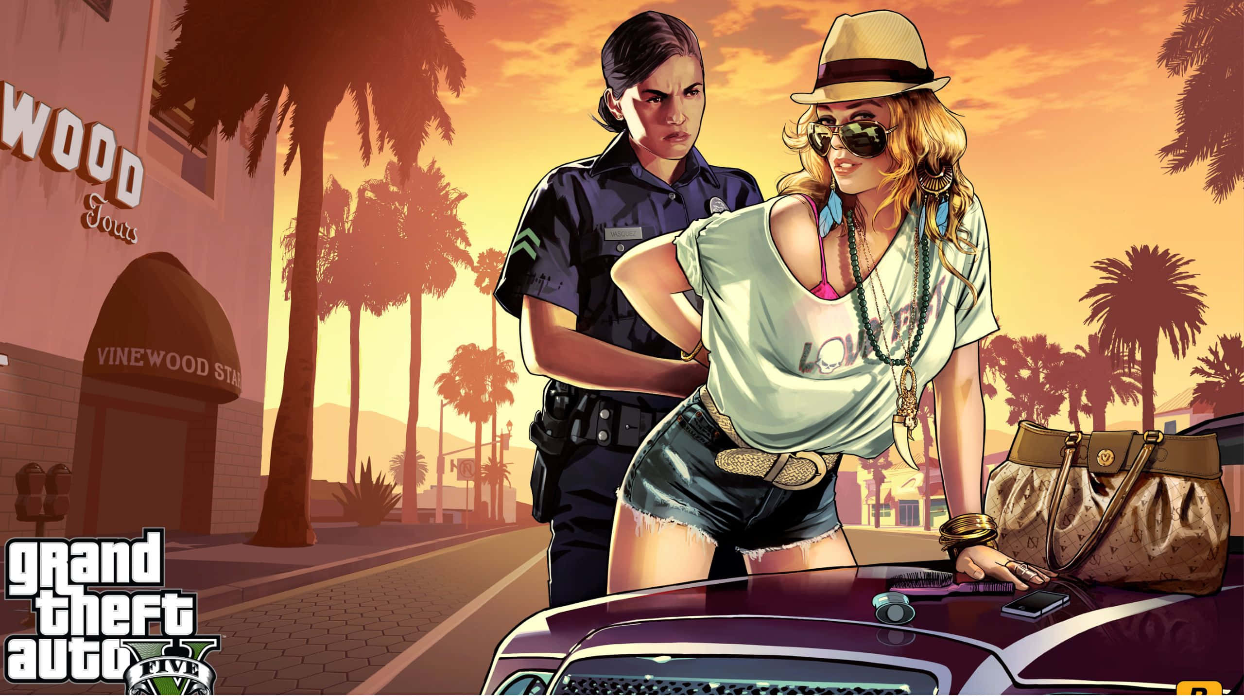 Grand Theft Auto V 桌布 壁紙 — 一名警察在日落時分，在棕櫚樹成蔭的街道上，與一名戴著軟呢帽和太陽眼鏡的時尚女子在紫色汽車旁對峙。