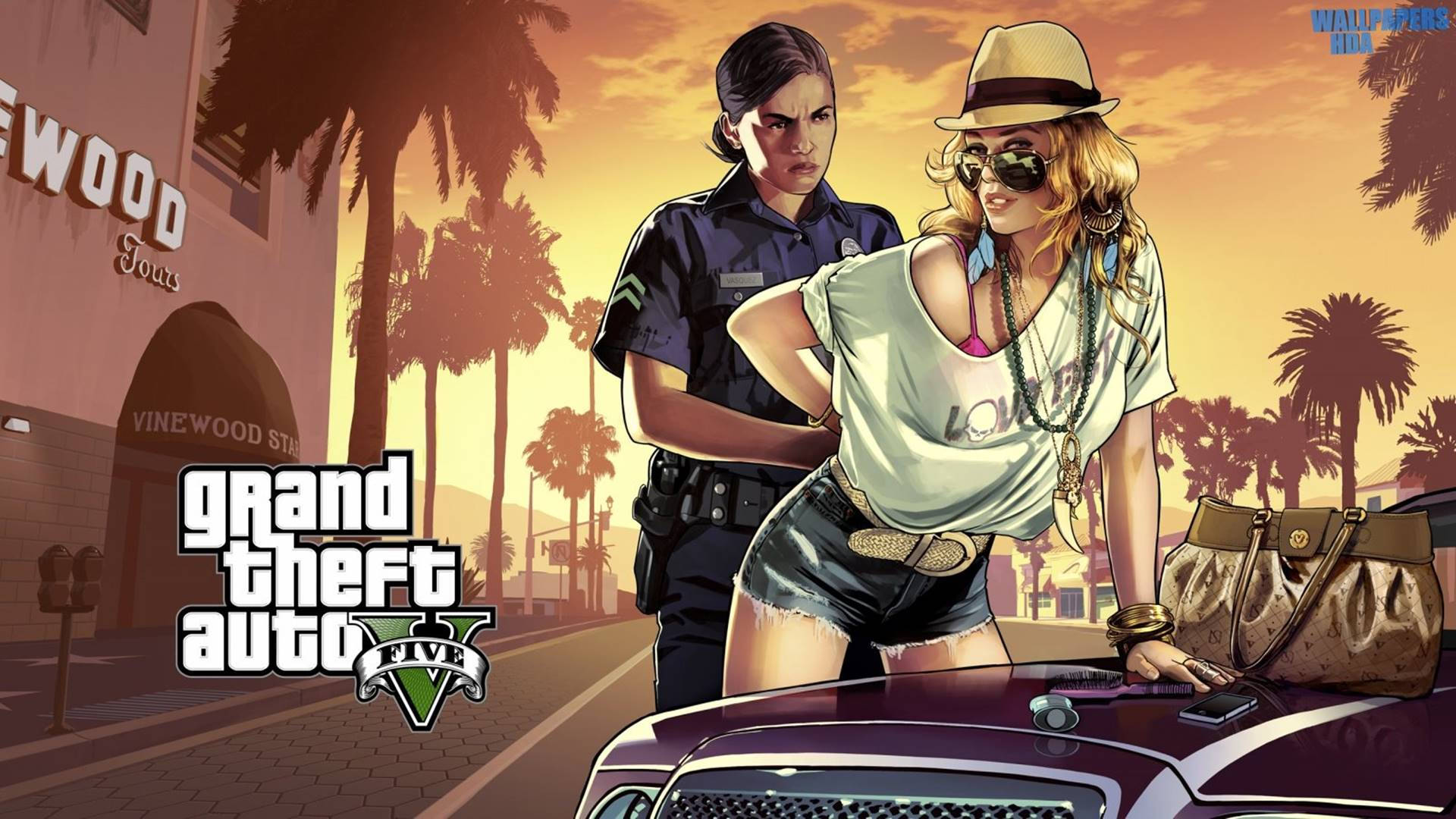 Gta 桌布 壁紙 — 一名警察在日落時分在棕櫚樹成蔭的街道上與一名戴著太陽眼鏡、靠在一輛紫色汽車上的時尚女子對峙。