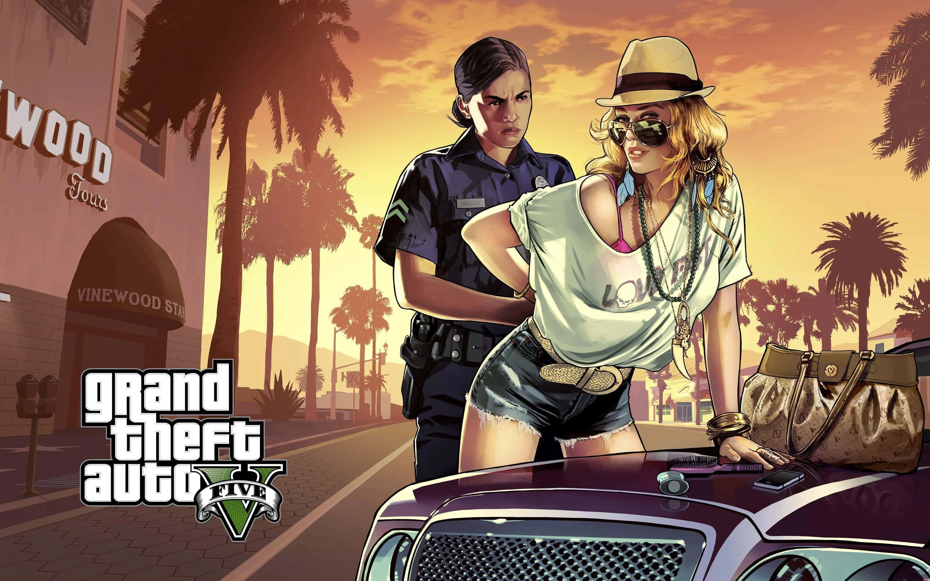 Grand Theft Auto V 桌布 壁紙 — 一名警察在棕櫚樹和夕陽天空下，與一名戴太陽眼鏡和軟呢帽的時尚女子對峙，旁邊有一輛豪華車。