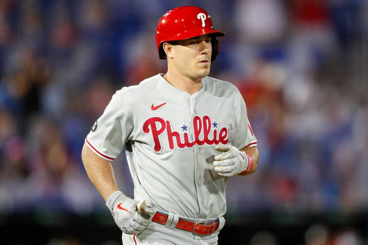 Phillies 桌布 壁紙 — 一名費城費城人棒球運動員穿著灰色制服和紅色頭盔在球場燈光下奔跑。