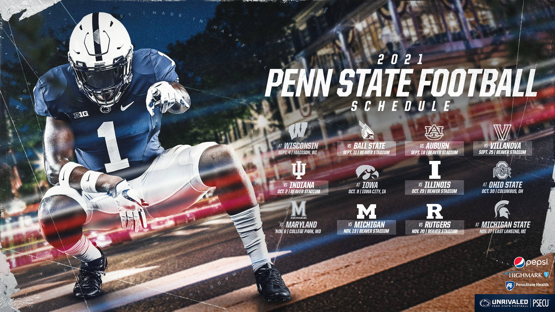Penn State 桌布 壁紙 — 一名賓州州立大學美式足球員身穿藍白裝備，在模糊的球場上動態蹲伏，並疊加了2021年賽程表。