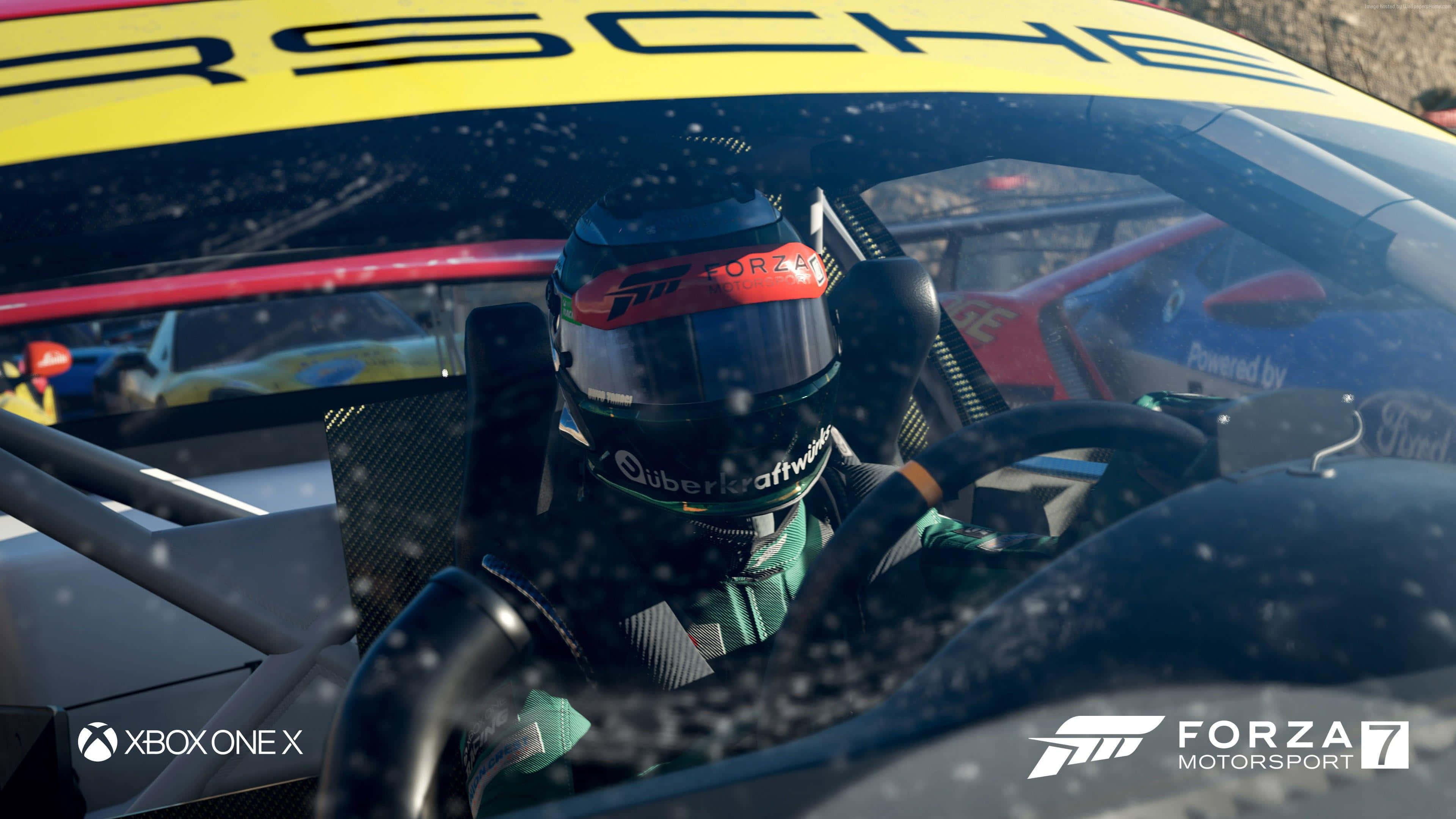 Forza Motorsport 7 桌布 壁紙 — 一名賽車手在保時捷駕駛艙中緊握方向盤，雪花在《極限競速7》的高速比賽中飄過擋風玻璃。
