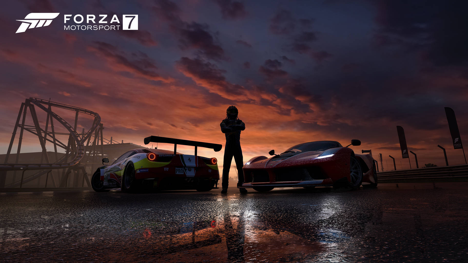 Motorsport 桌布 壁紙 — 一名賽車手站在兩輛高性能跑車之間，在濕滑的賽道上，背景是戲劇性的日落天空。