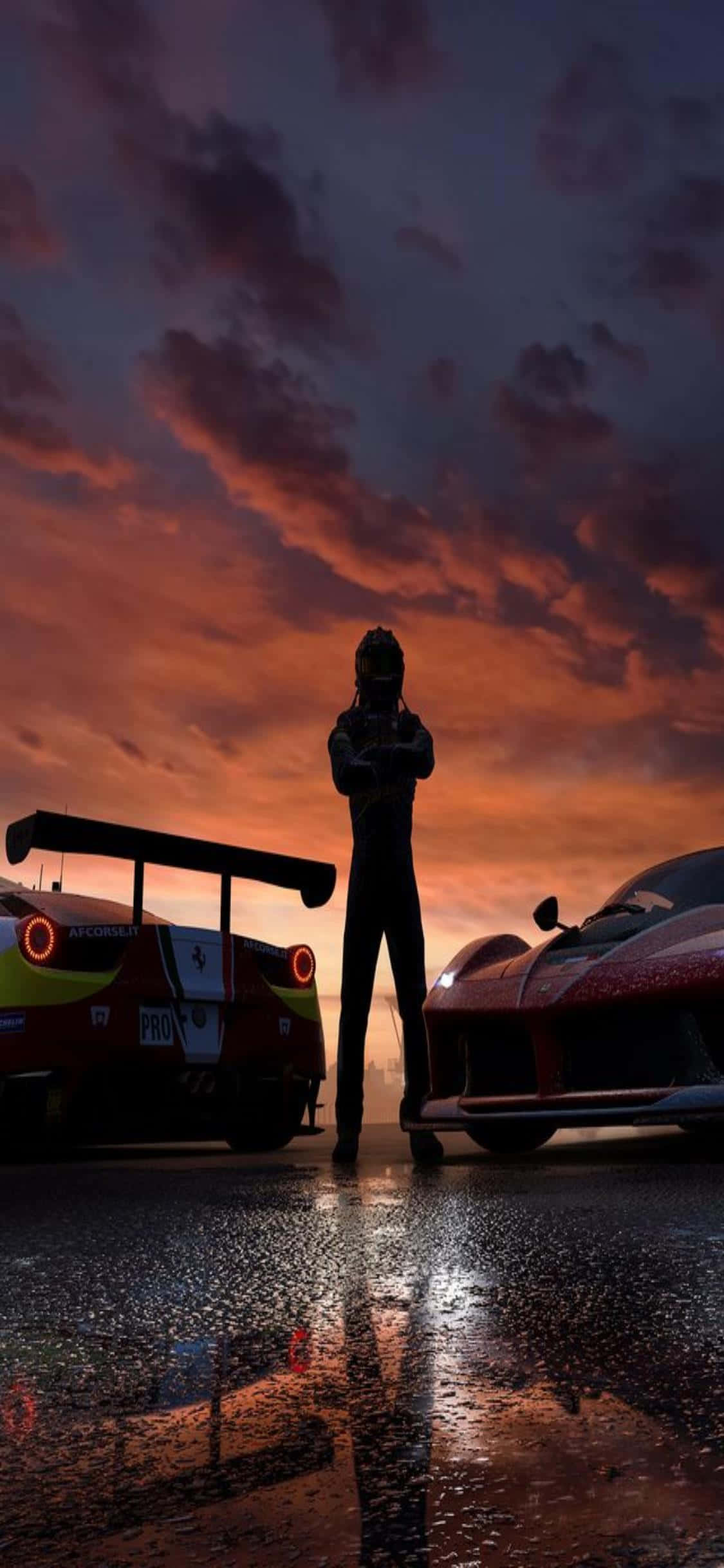 iPhone Xs Forza Horizon 4 桌布 壁紙 — 一名賽車手站在兩輛高性能跑車之間，背景是壯麗的日落天空，帶有鮮豔的橙色和紫色雲彩。
