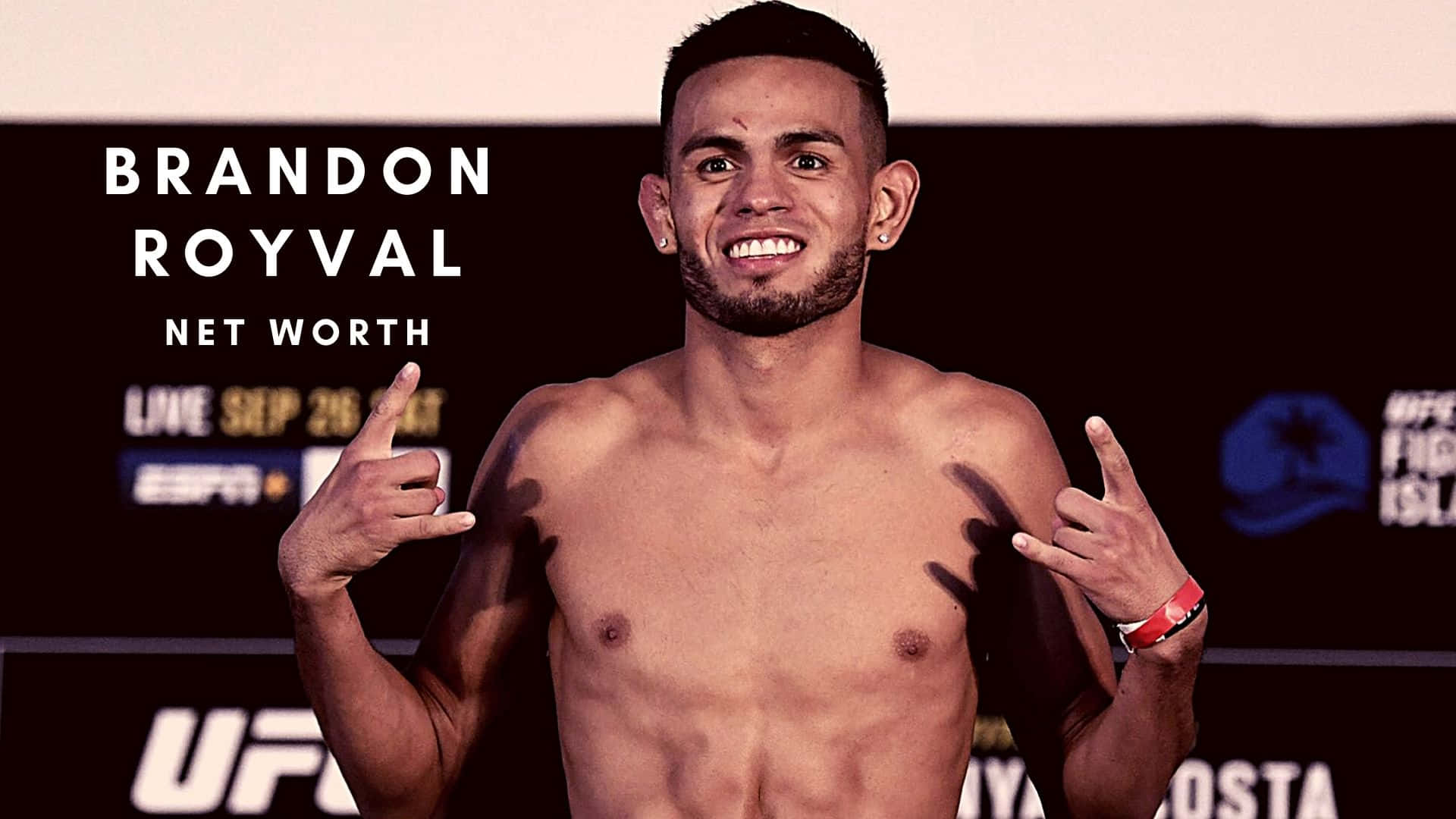 martial arts 桌布 壁紙 — 一名赤裸上身的UFC拳手Brandon Royval在稱重活動中對著鏡頭咧嘴笑並比出搖滾手勢。