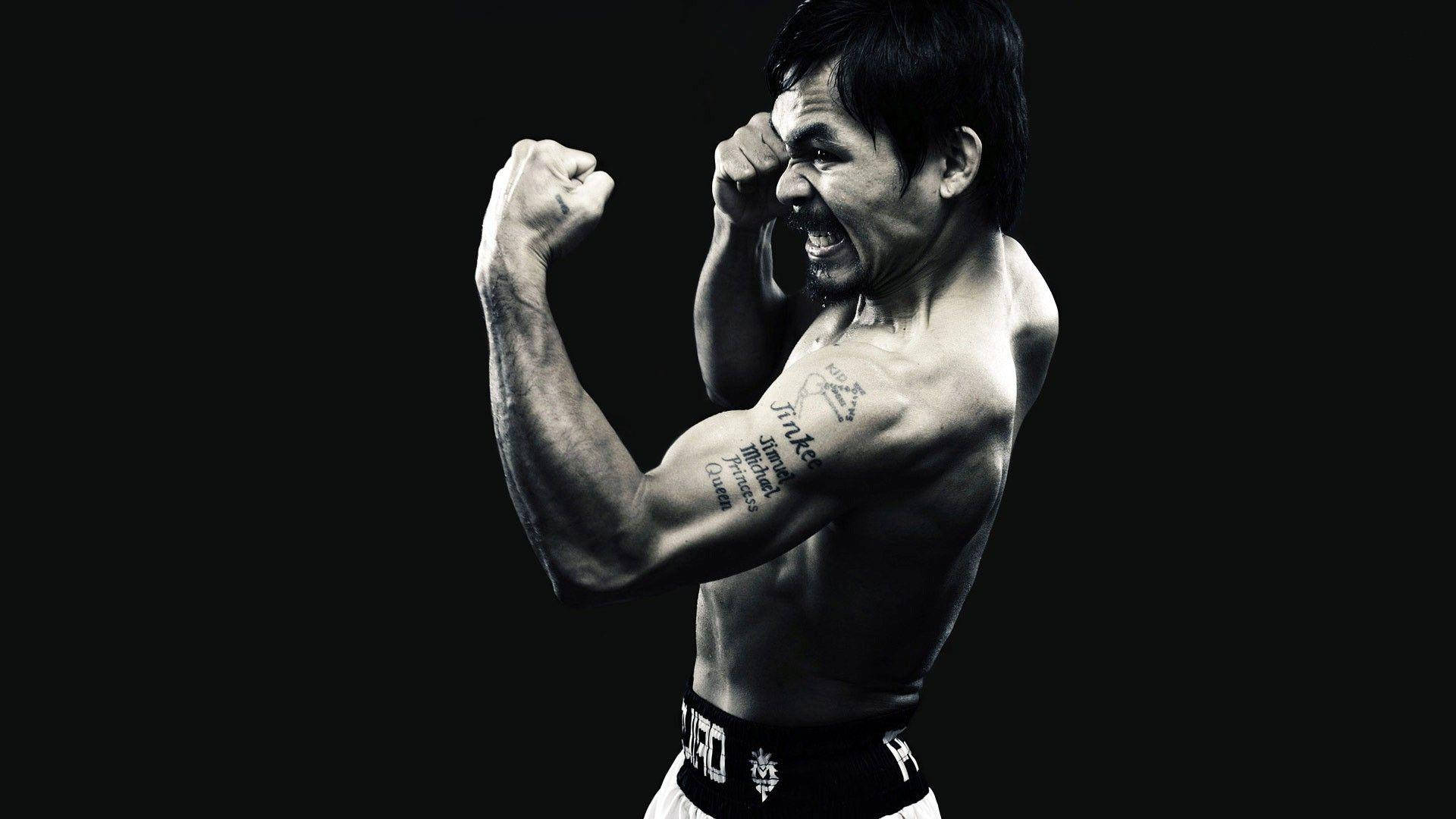 Boxing 桌布 壁紙 — 一名赤裸上身的拳擊手在純黑背景下握拳怒吼，展示清晰的肌肉線條和刺青。