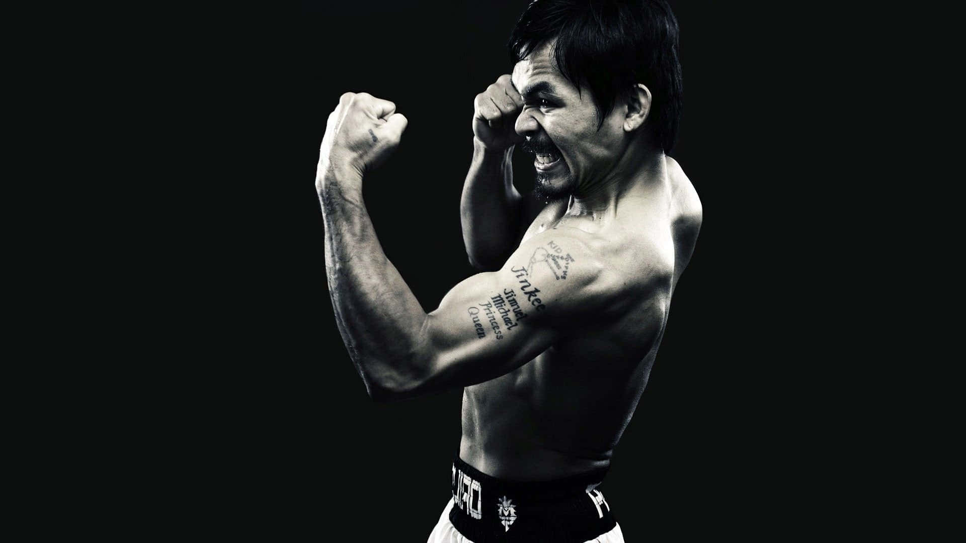 Boxing 桌布 壁紙 — 一名赤裸上身的拳擊手在純黑背景前舉起拳頭咆哮，展示出強烈的肌肉線條和紋身。
