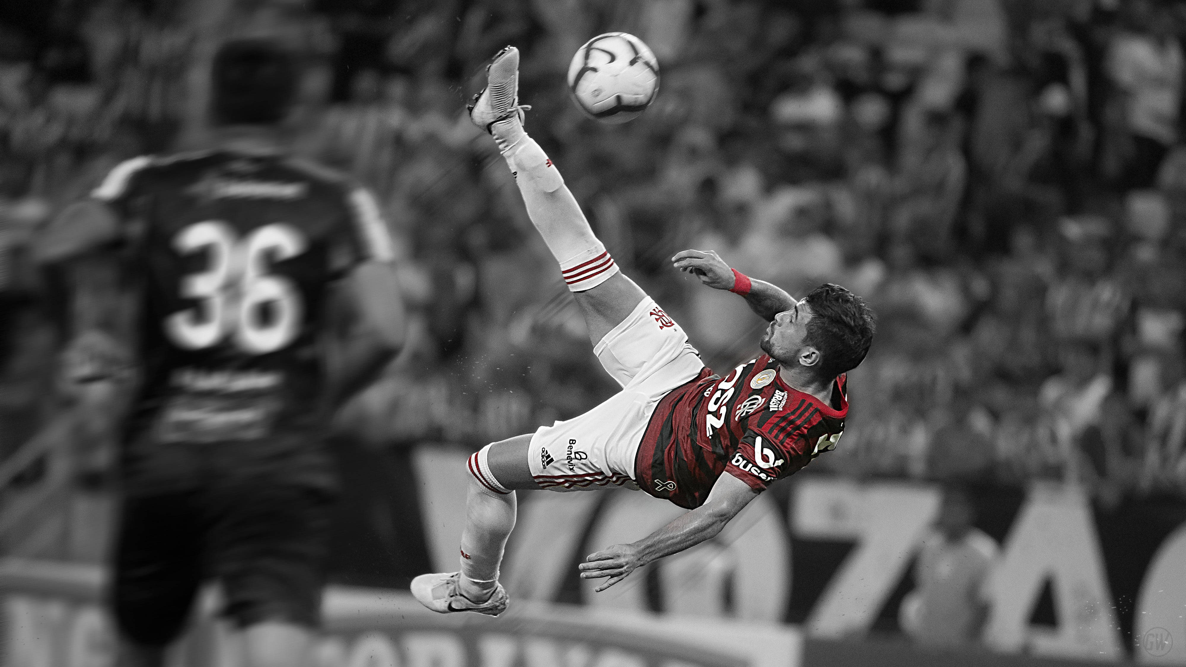flamengo fc 桌布 壁紙 — 一名足球員在半空中做出戲劇性的倒掛金鉤，背景是黑白球場場景。