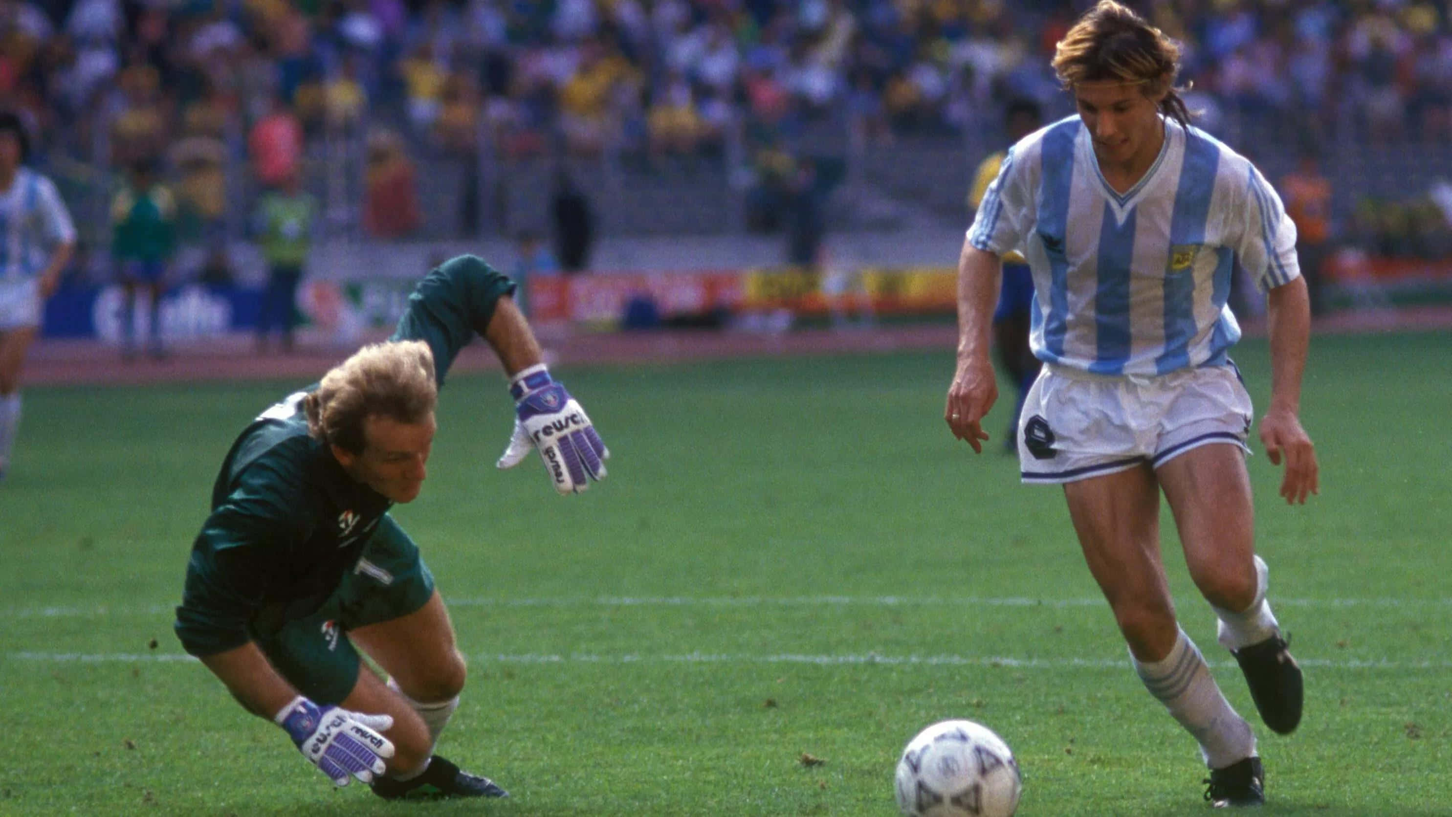 Claudio Caniggia 桌布 壁紙 — 一名足球守門員飛身撲救，而一名身穿藍白間條球衣的阿根廷球員在日間比賽中推進。