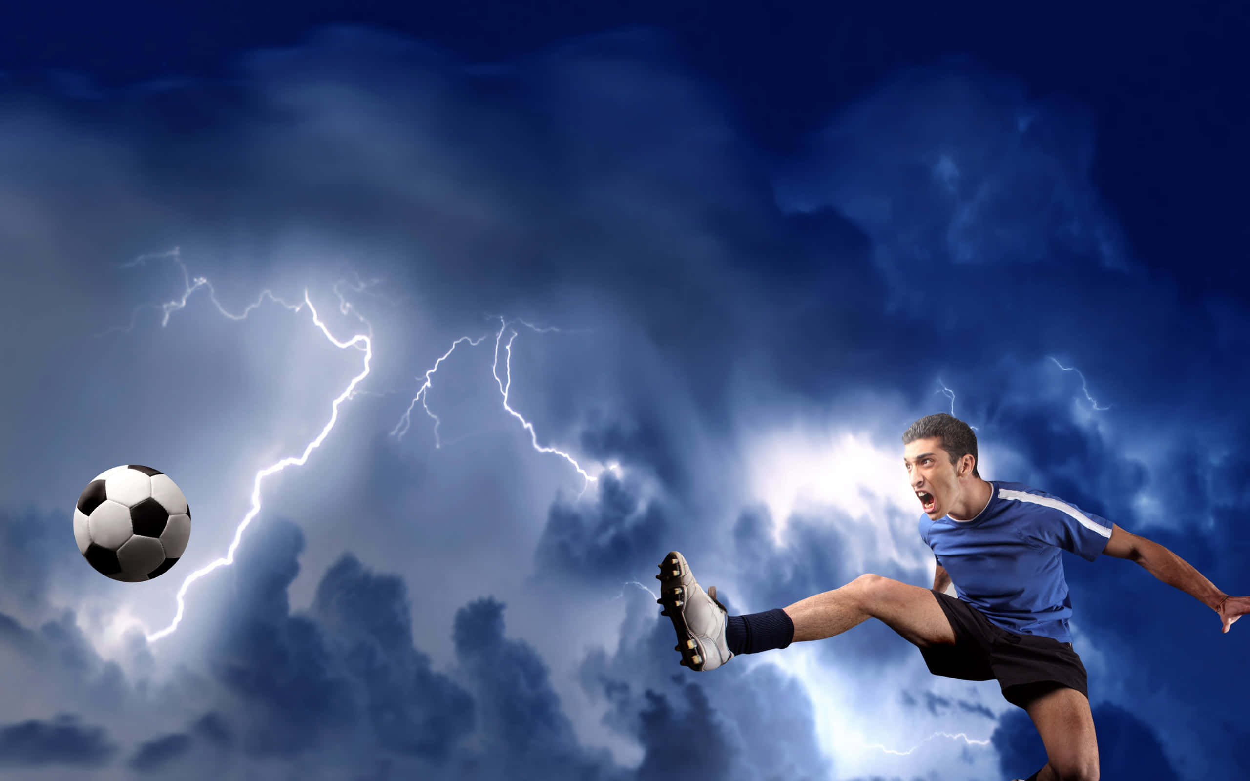 Kick 桌布 壁紙 — 一名足球運動員在戲劇性的天空下踢球，閃電劃過烏雲。